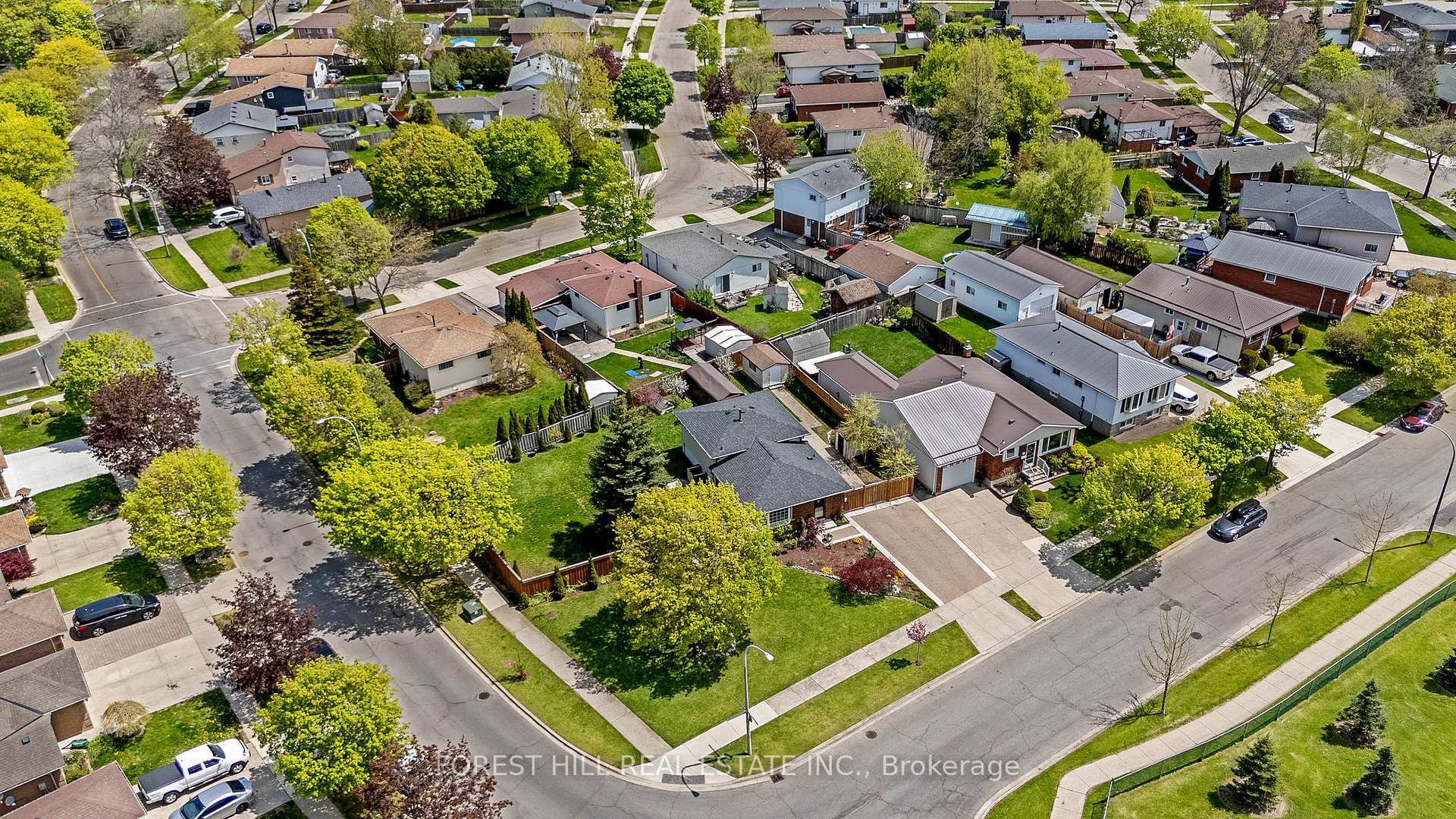 Photo 4 of 99 Gordon Drummond Avenue, Hamilton, Stoney Creek Mountain — HOMEH