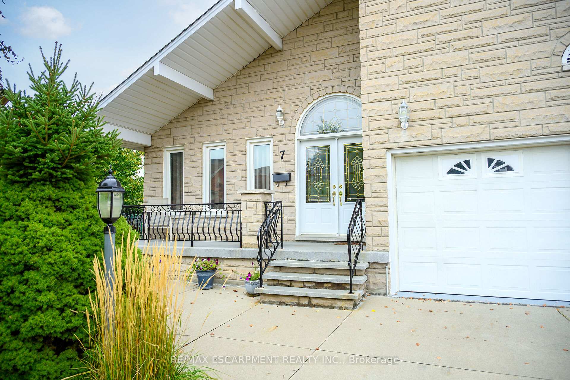 Photo 3 of 7 Osgoode Court, Hamilton, Randall — HOMEH