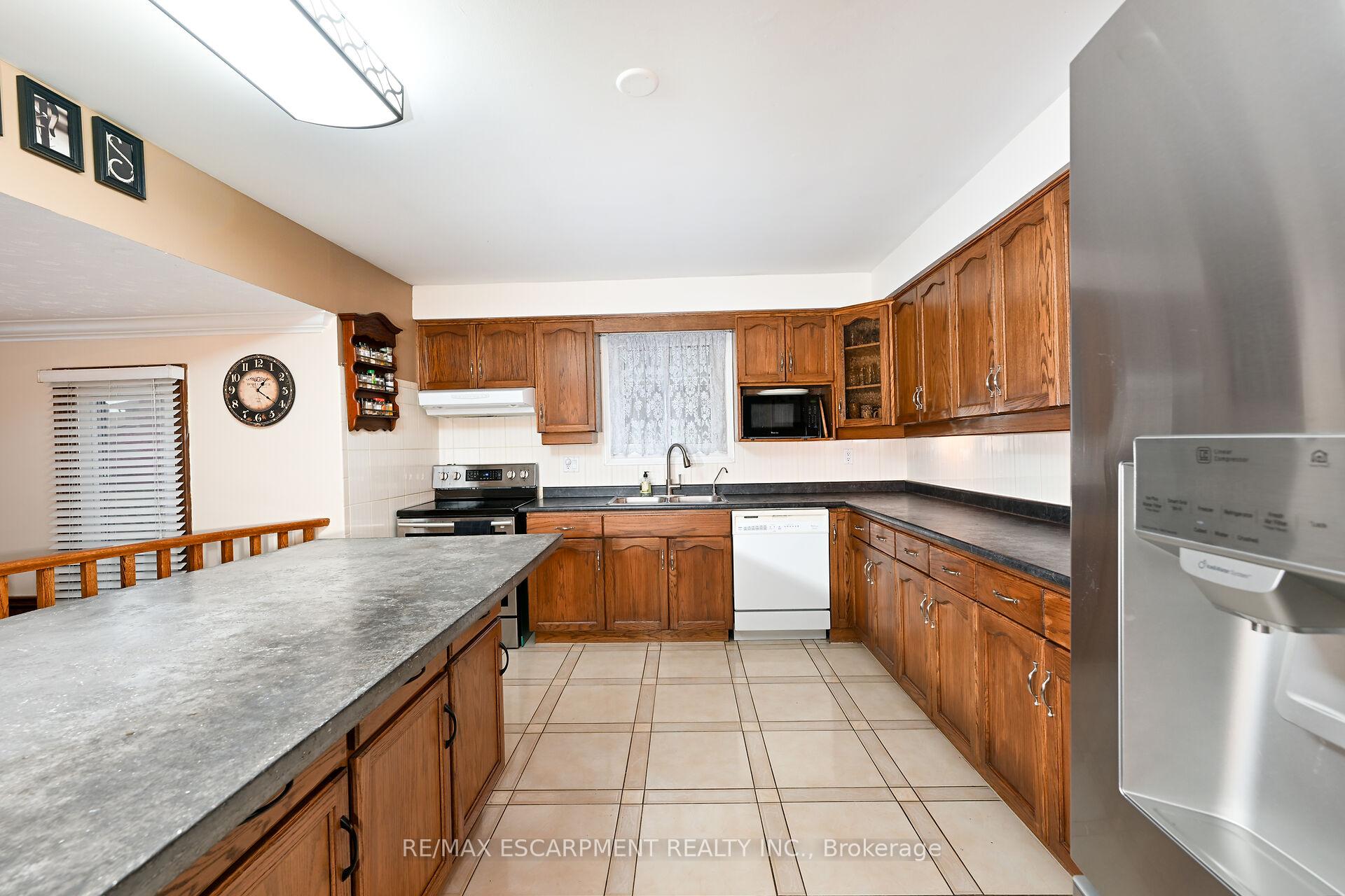 Photo 10 of 7 Osgoode Court, Hamilton, Randall — HOMEH