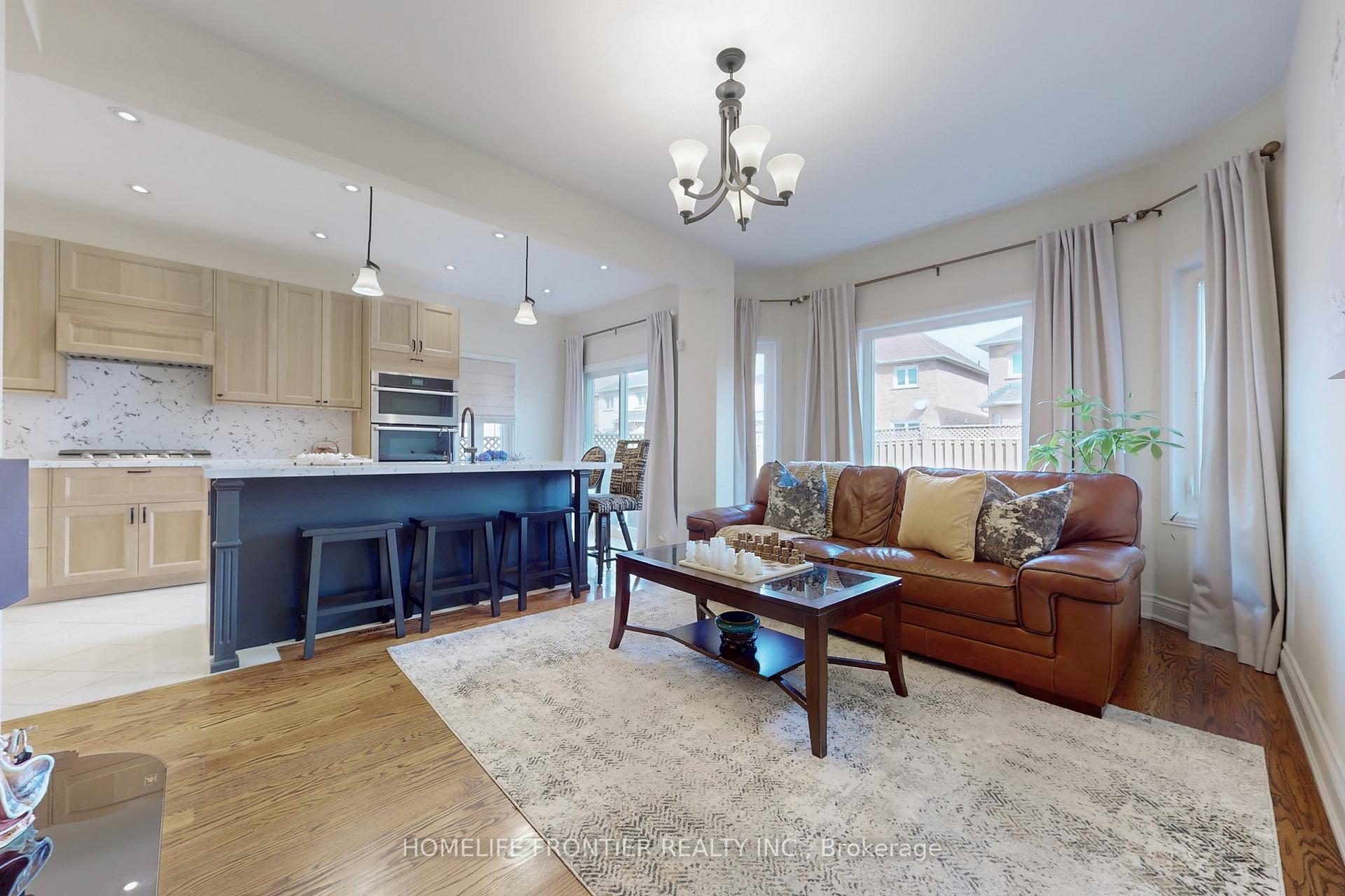 Photo 2 of 138 Broomlands Drive, Vaughan, Maple — HOMEH