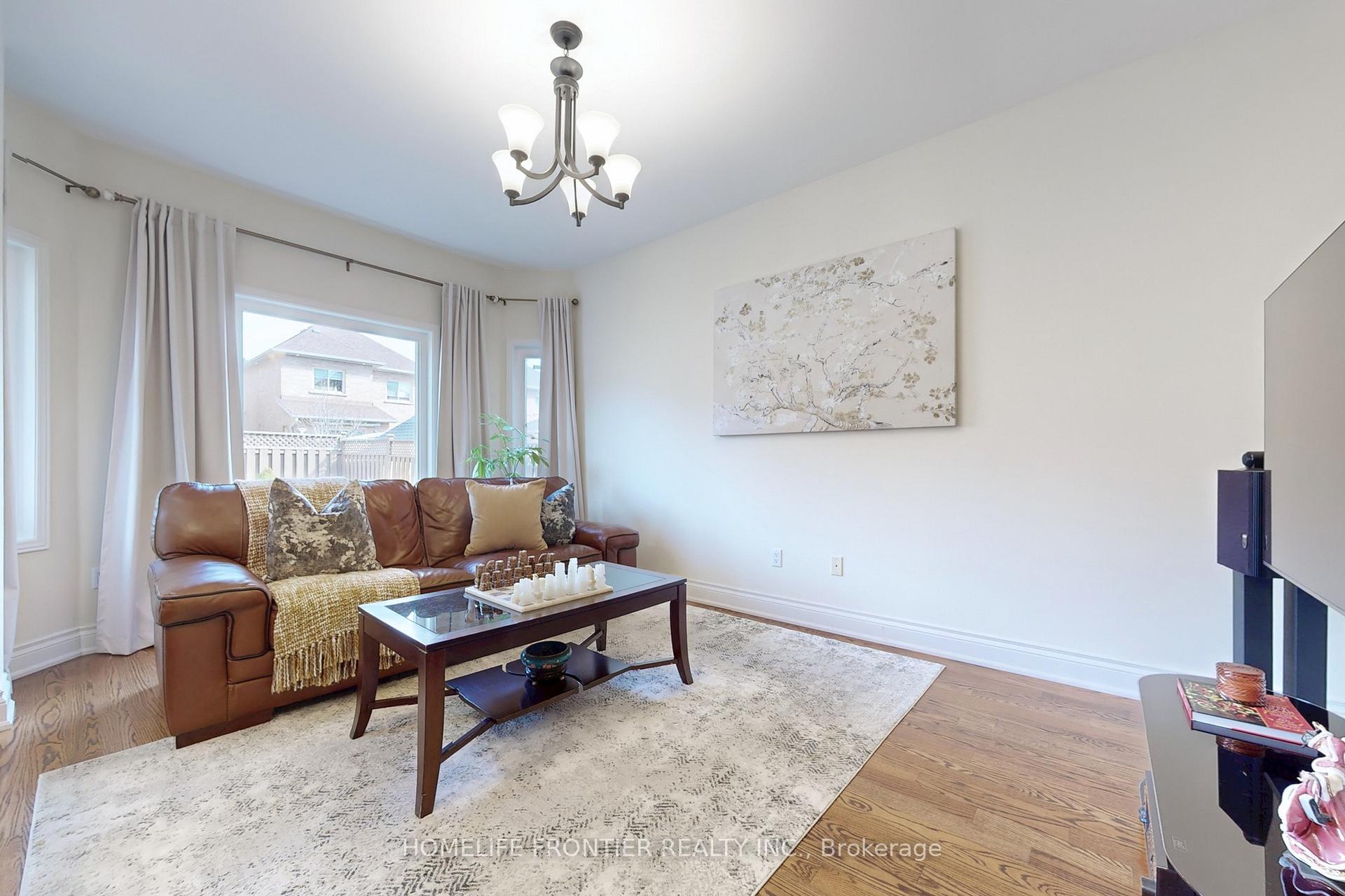 Photo 4 of 138 Broomlands Drive, Vaughan, Maple — HOMEH