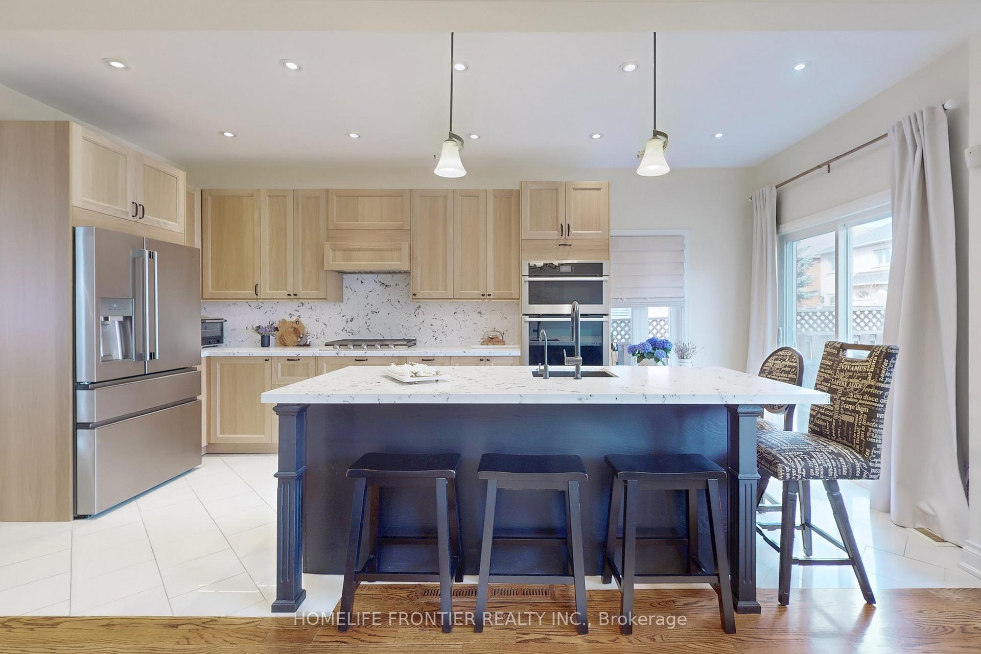 Photo 5 of 138 Broomlands Drive, Vaughan, Maple — HOMEH