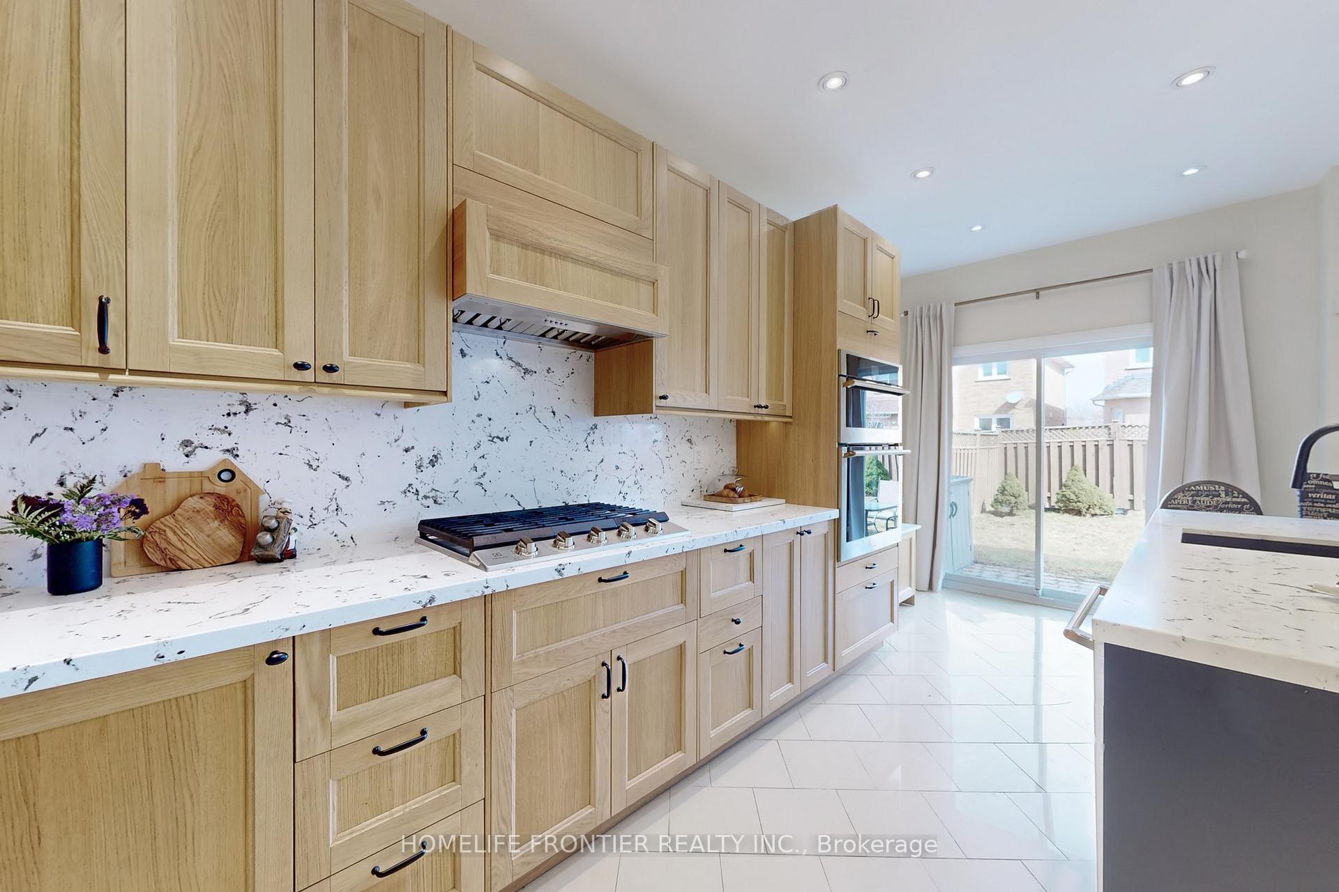 Photo 7 of 138 Broomlands Drive, Vaughan, Maple — HOMEH