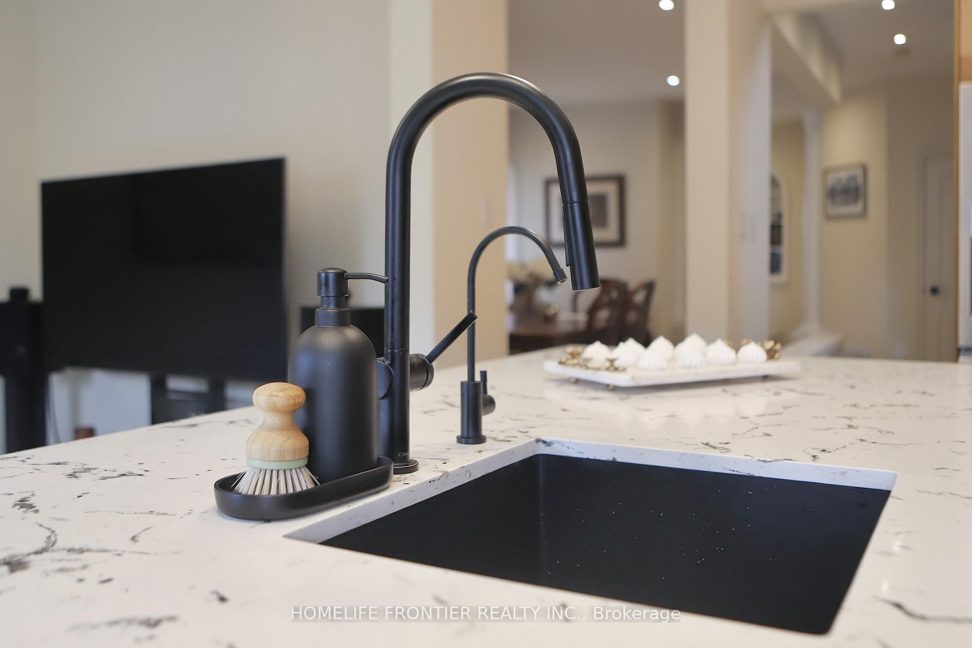 Photo 6 of 138 Broomlands Drive, Vaughan, Maple — HOMEH