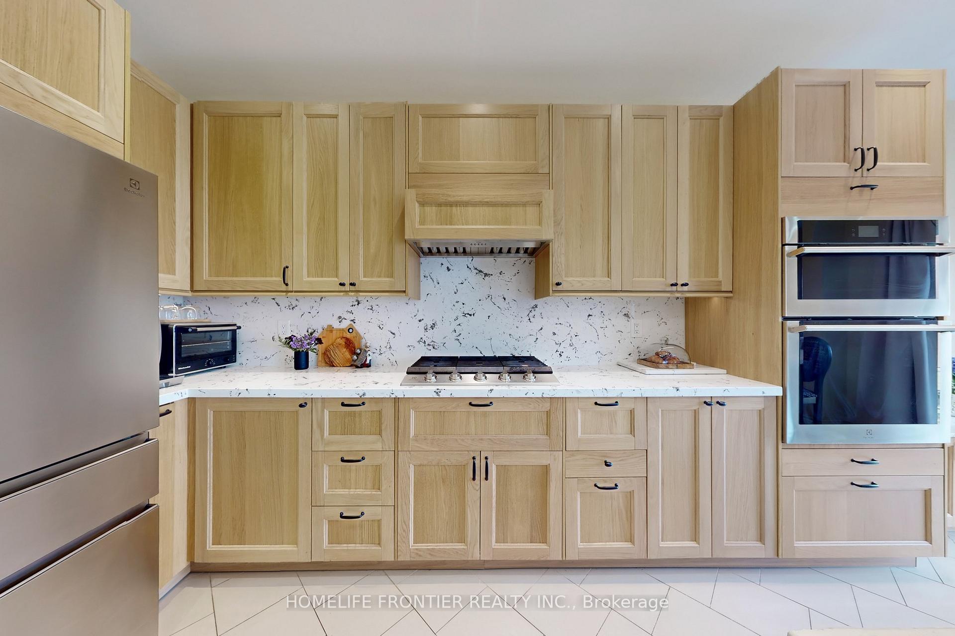 Photo 8 of 138 Broomlands Drive, Vaughan, Maple — HOMEH
