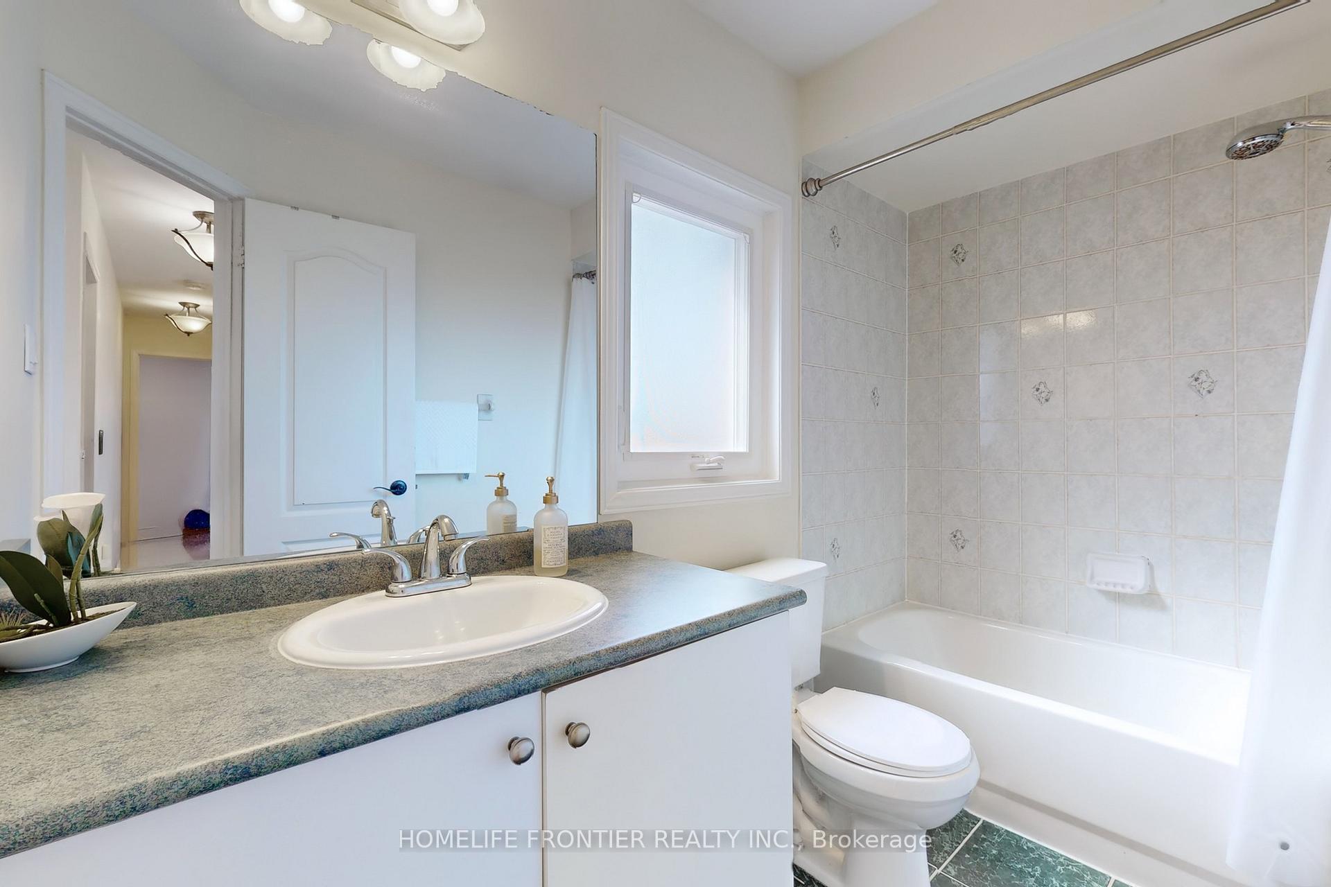 Photo 13 of 138 Broomlands Drive, Vaughan, Maple — HOMEH