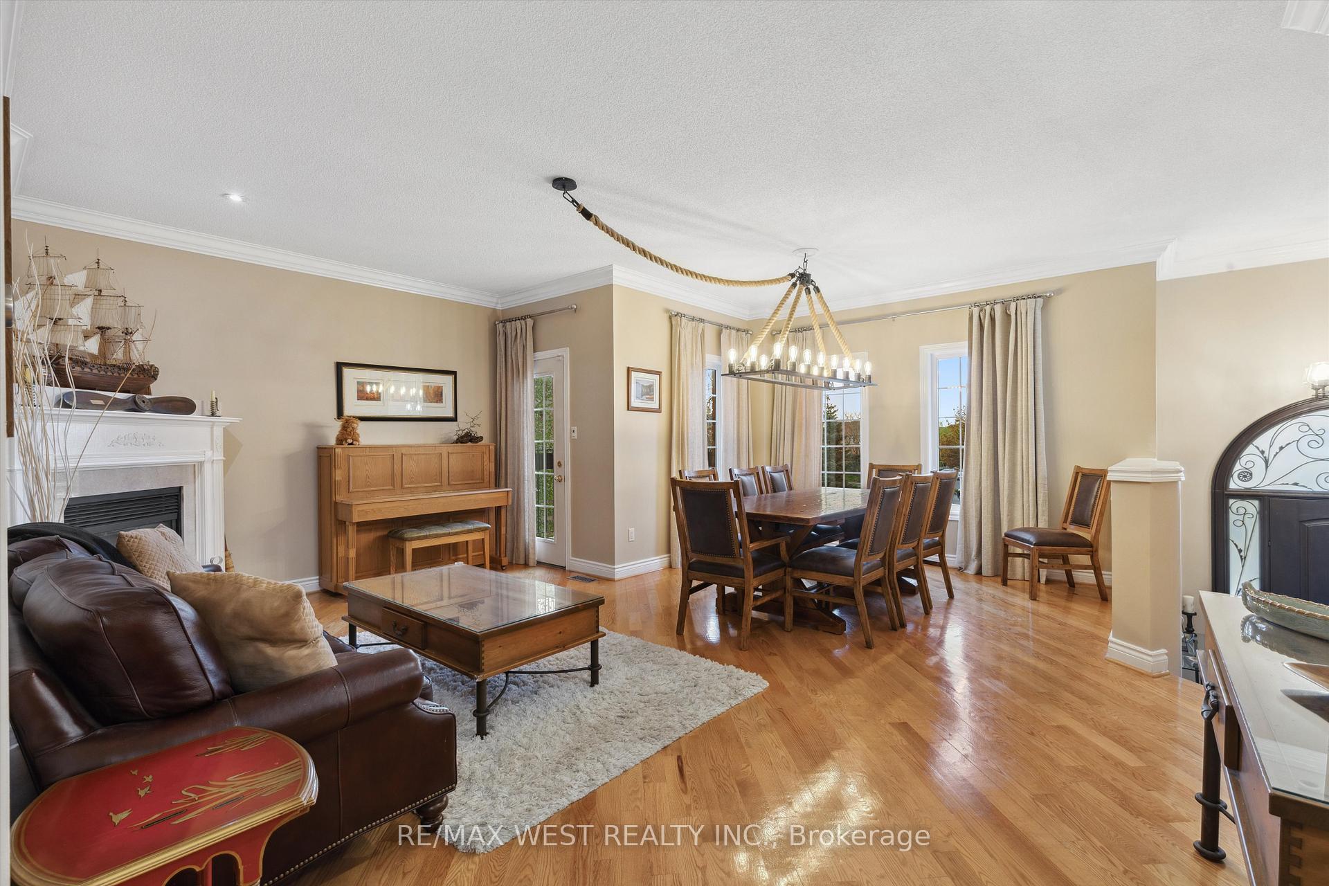 Photo 2 of 104 Gray Park Street W, Caledon, Bolton North — HOMEH