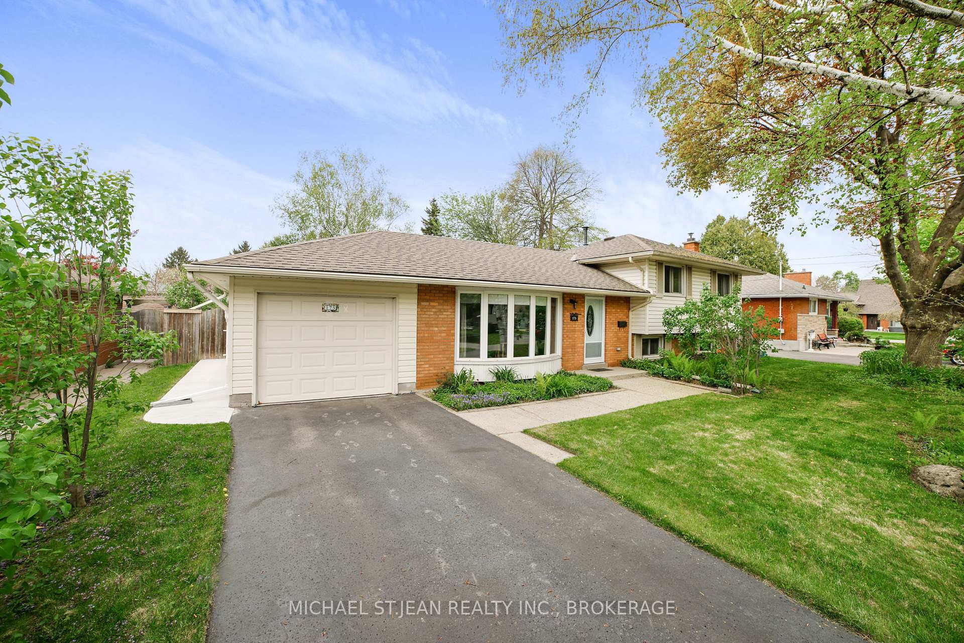 Photo 2 of 175 Council Crescent, Hamilton, Ancaster — HOMEH