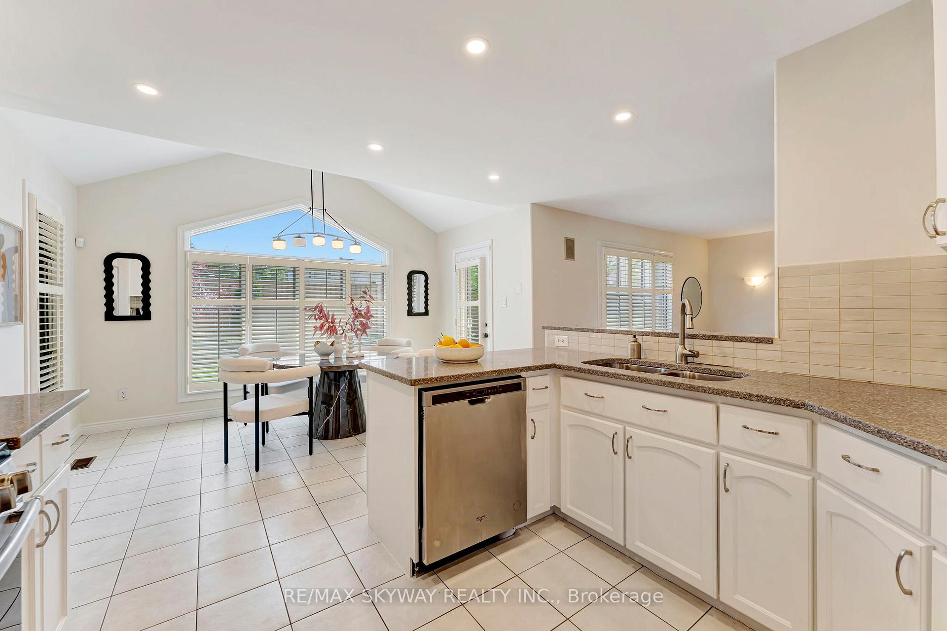 Photo 5 of 84 Gatestone Drive, Hamilton, Stoney Creek Mountain — HOMEH