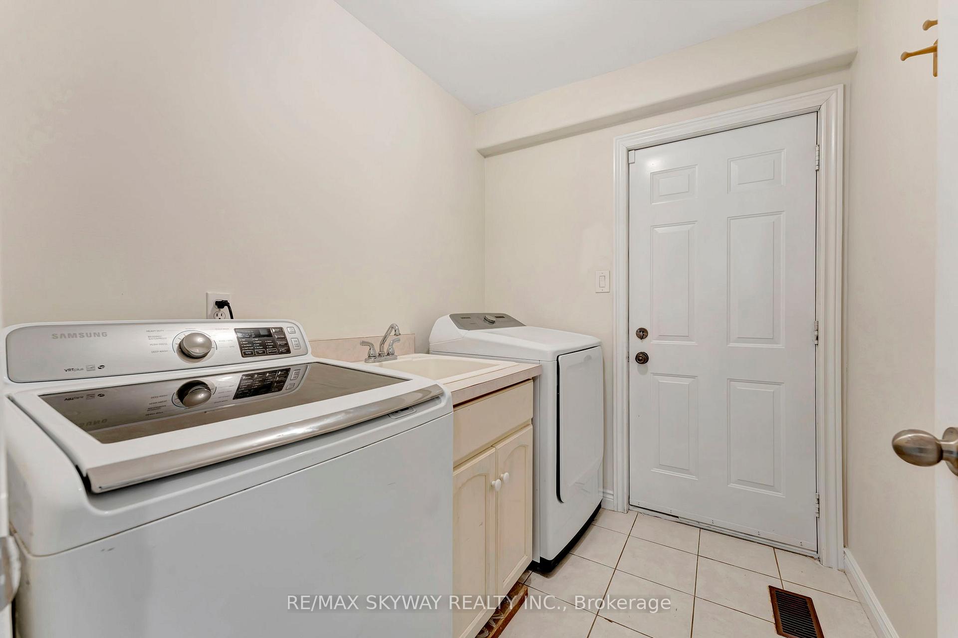 Photo 15 of 84 Gatestone Drive, Hamilton, Stoney Creek Mountain — HOMEH
