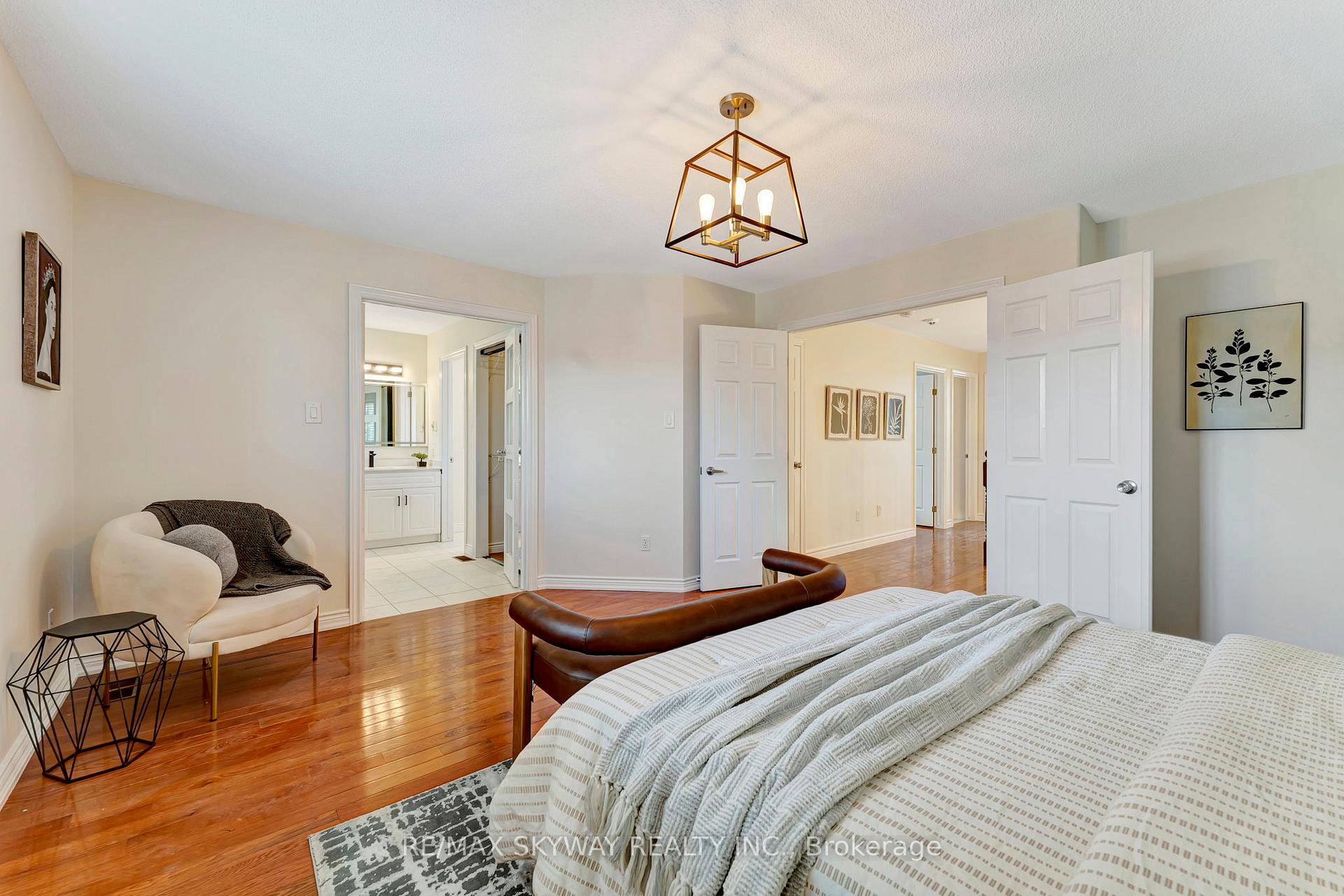 Photo 3 of 84 Gatestone Drive, Hamilton, Stoney Creek Mountain — HOMEH