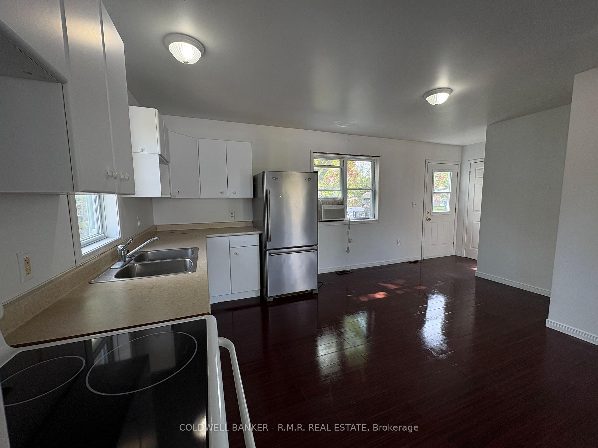 Photo 3 of 33 Douglas Street, Orillia — HOMEH