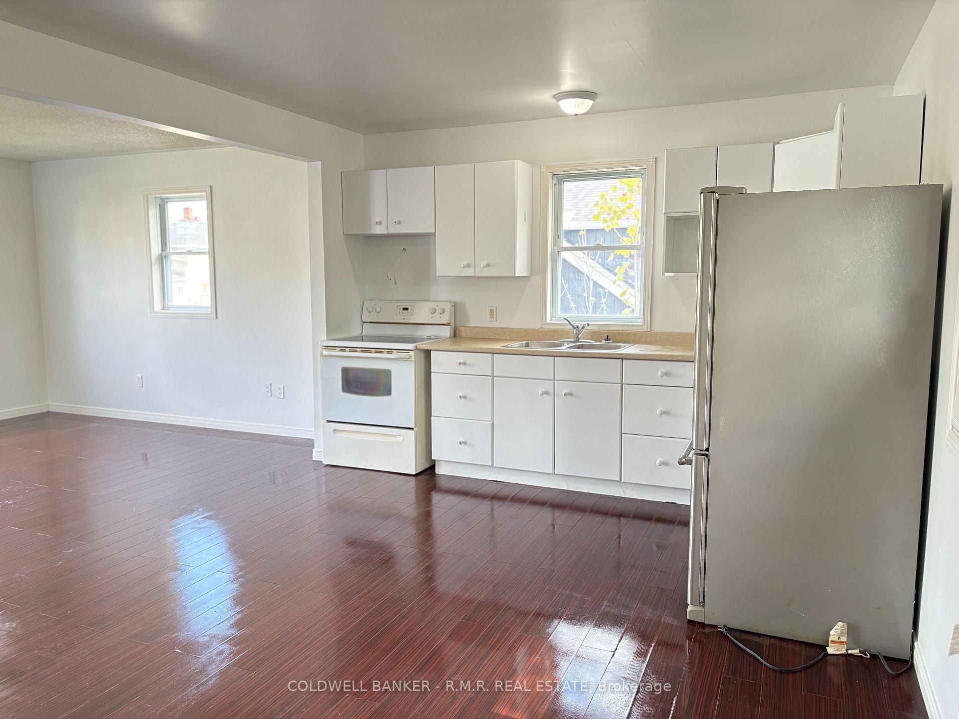 Photo 2 of 33 Douglas Street, Orillia — HOMEH