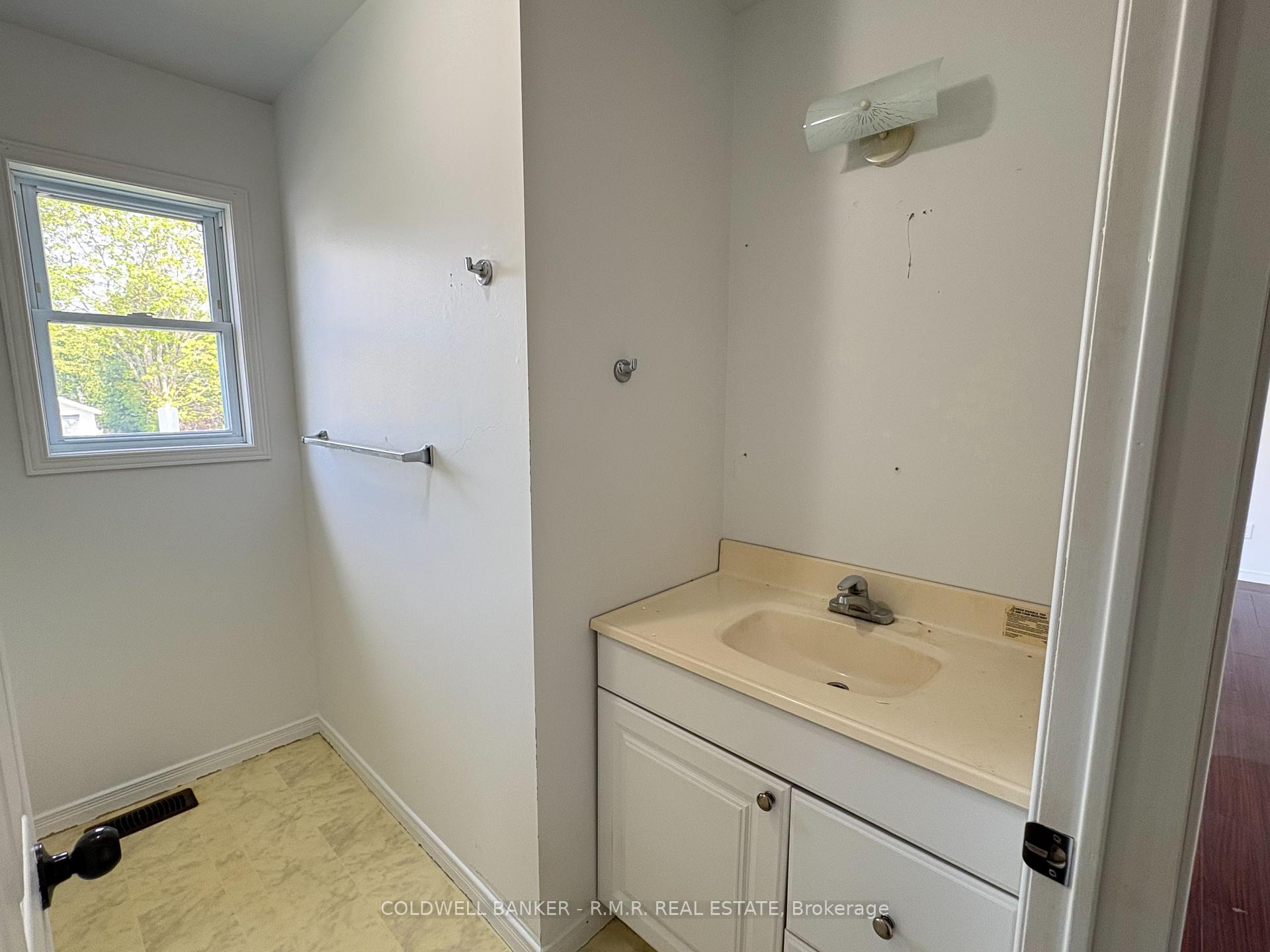 Photo 5 of 33 Douglas Street, Orillia — HOMEH