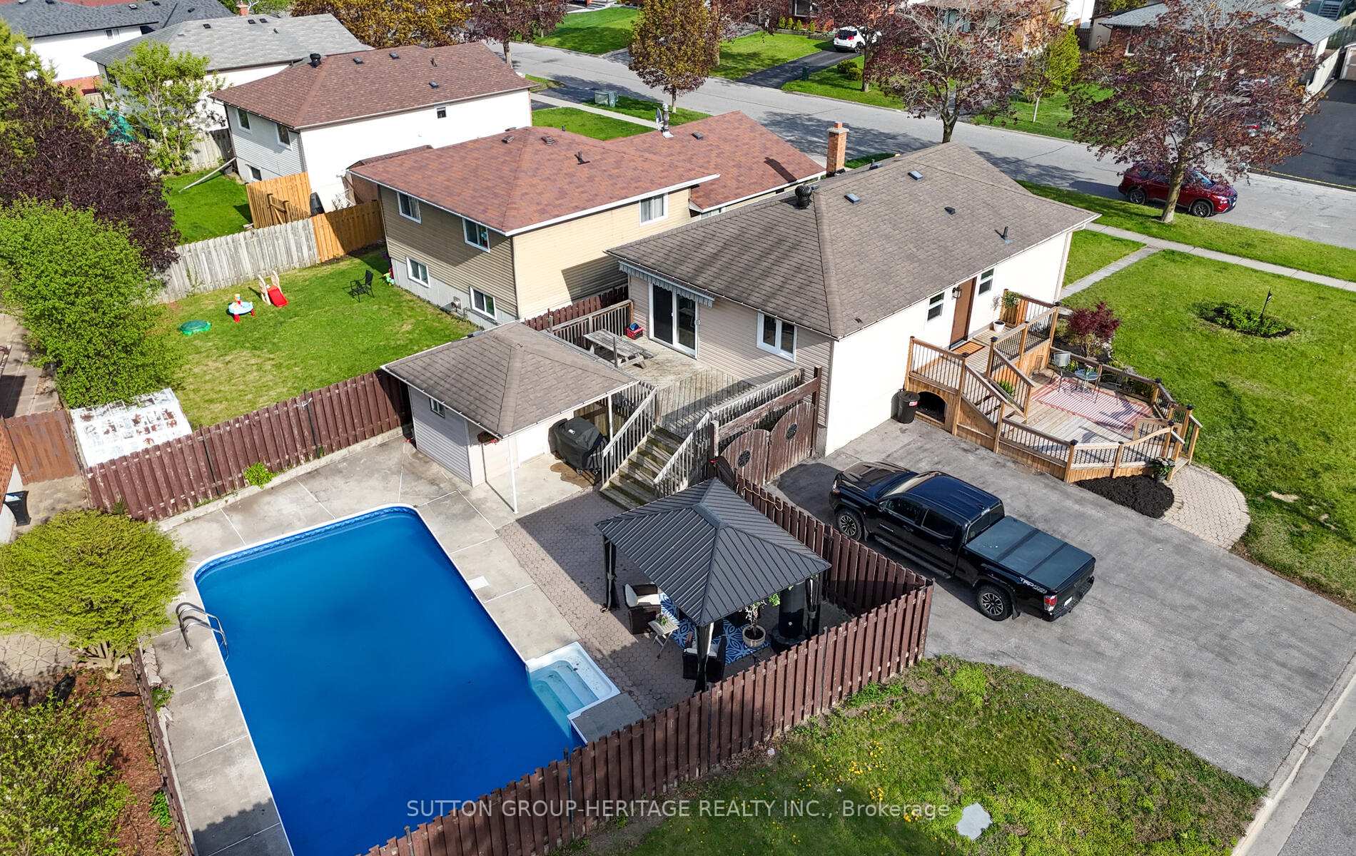 Photo 13 of 194 Seneca Avenue, Oshawa, Samac — HOMEH