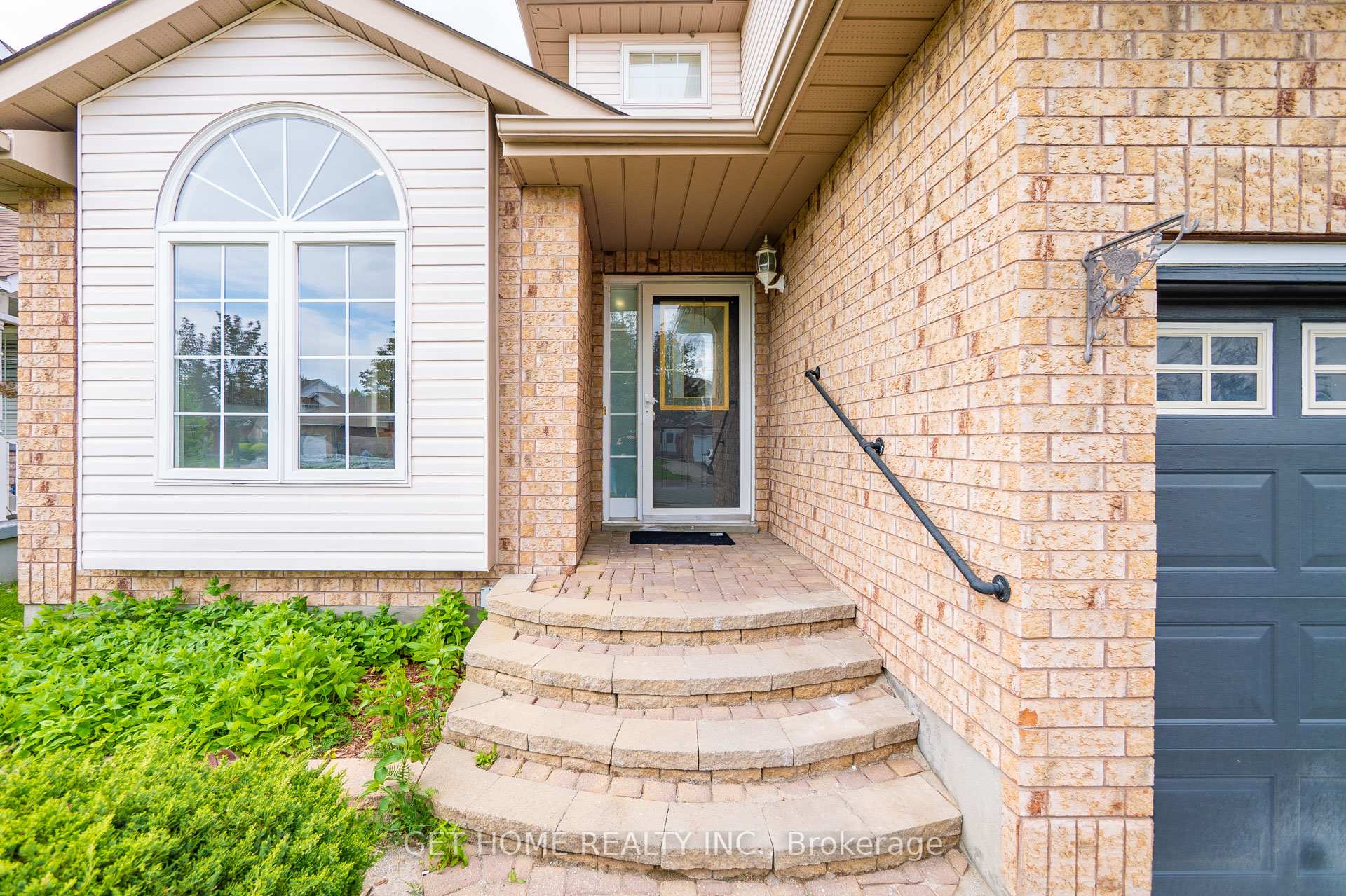 Photo 8 of 48 Niagara Drive, Oshawa, Samac — HOMEH