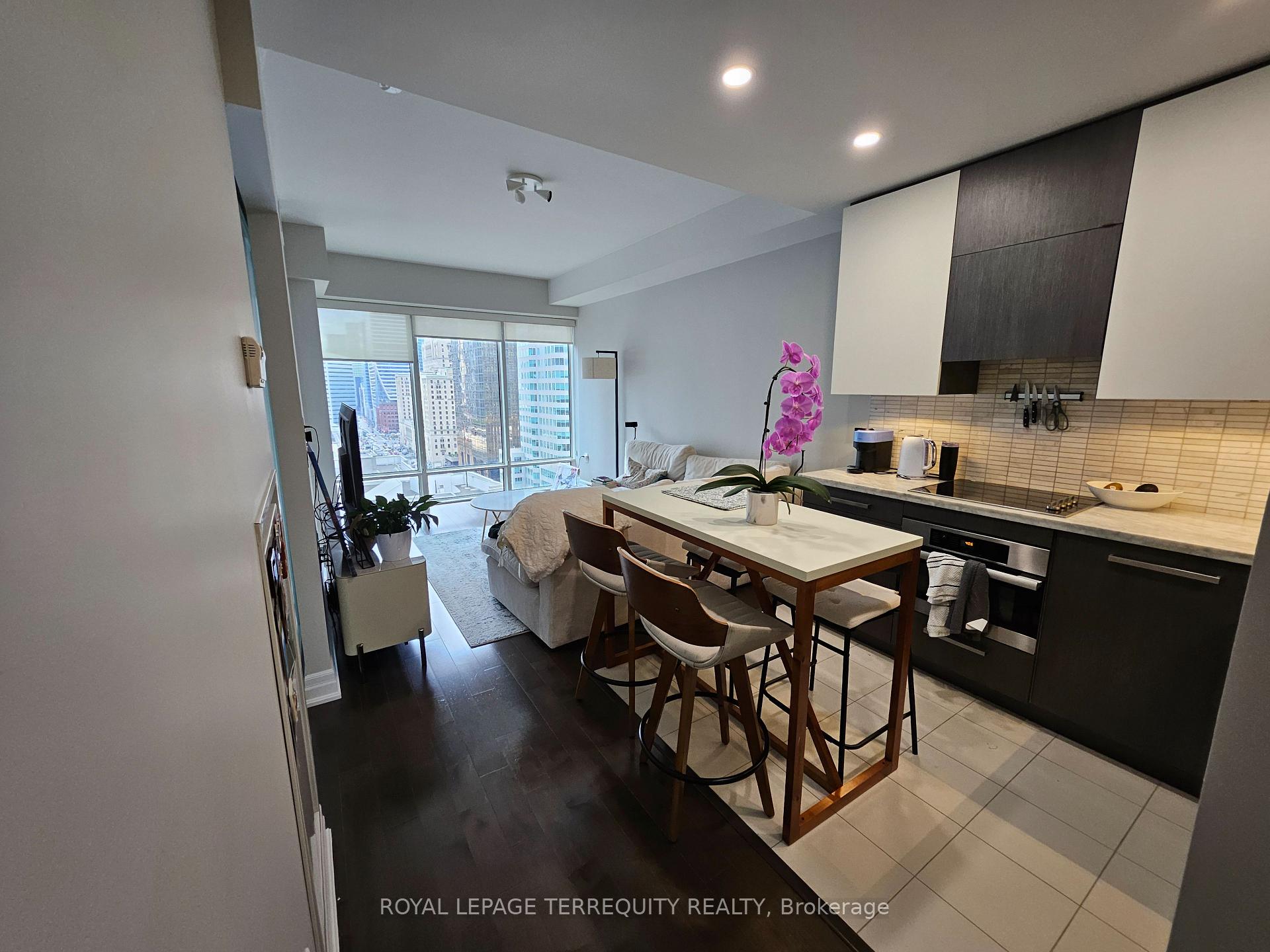 Photo 8 of Unit 1704, 8 The Esplanade, Toronto, Waterfront Communities — HOMEH