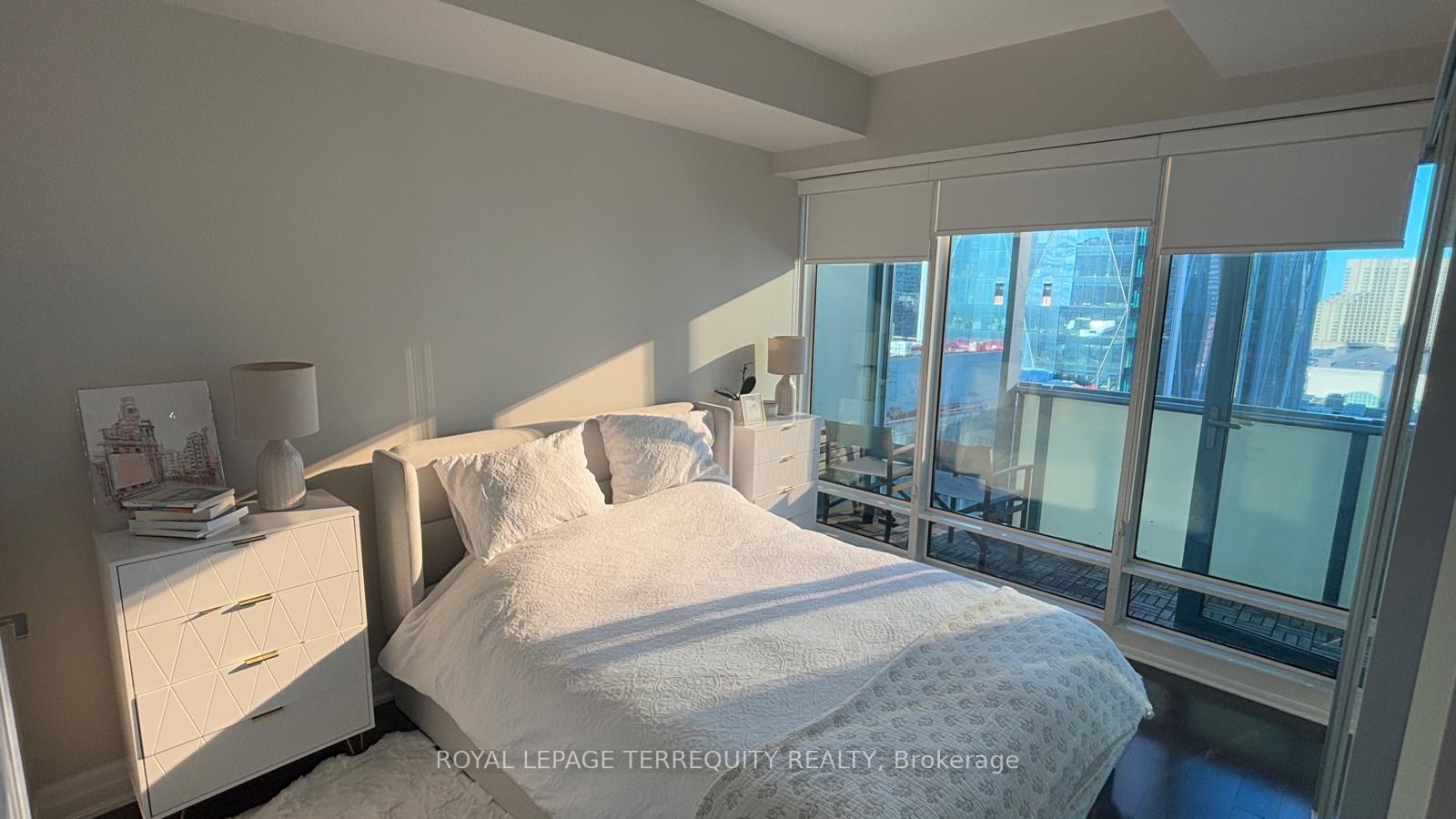 Photo 3 of Unit 1704, 8 The Esplanade, Toronto, Waterfront Communities — HOMEH