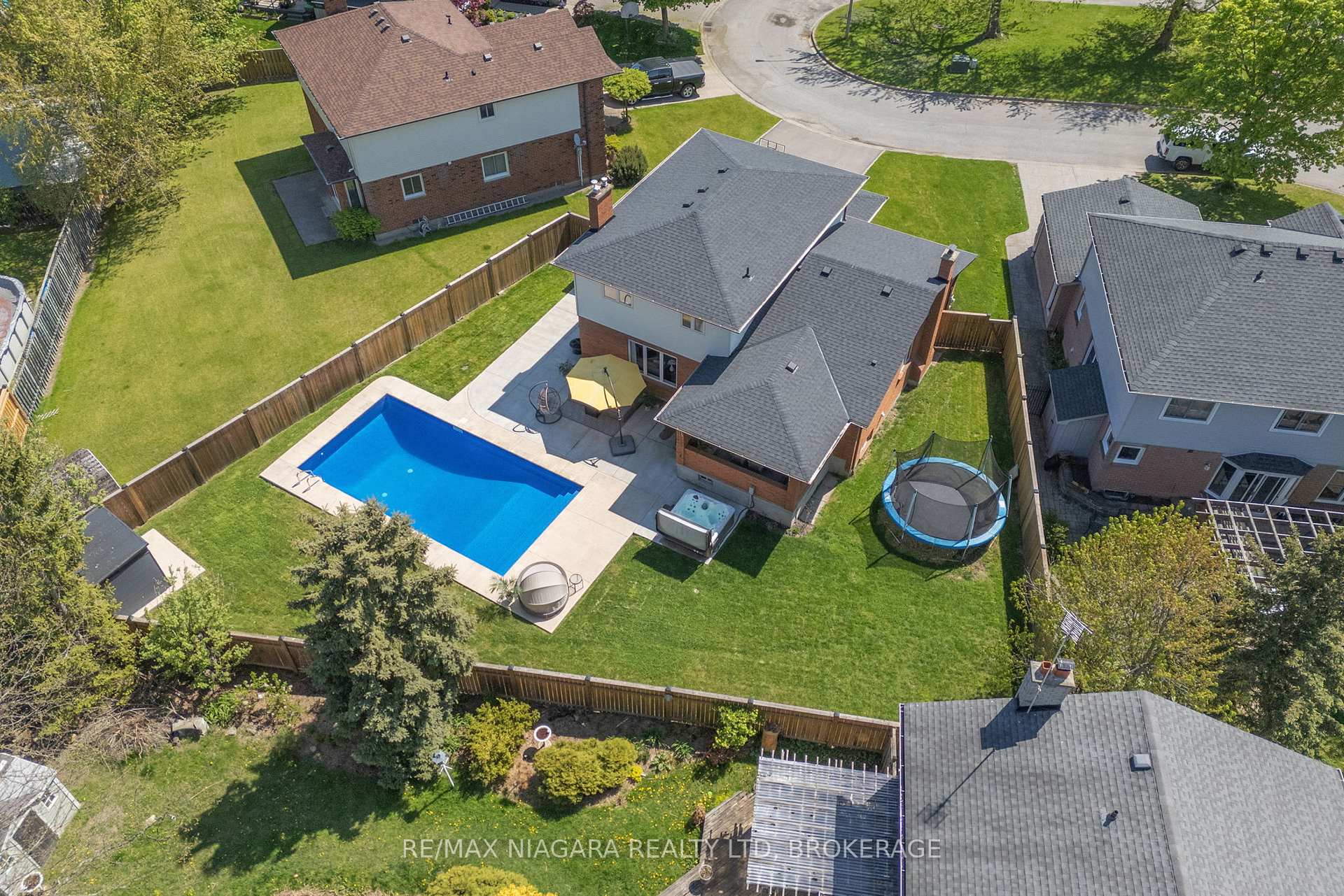 Photo 4 of 14 Walters Court, St. Catharines, Grapeview — HOMEH