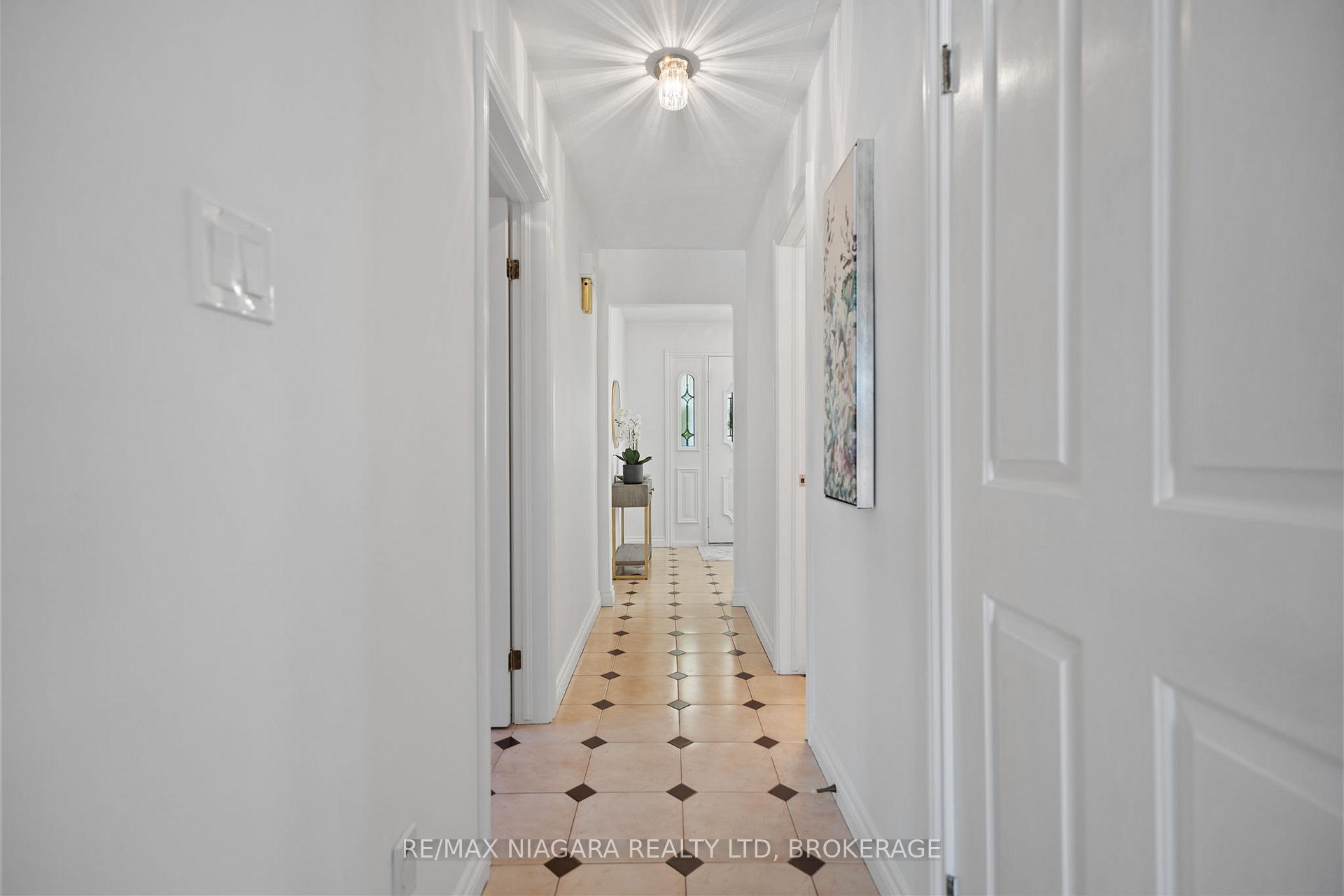 Photo 9 of 14 Walters Court, St. Catharines, Grapeview — HOMEH