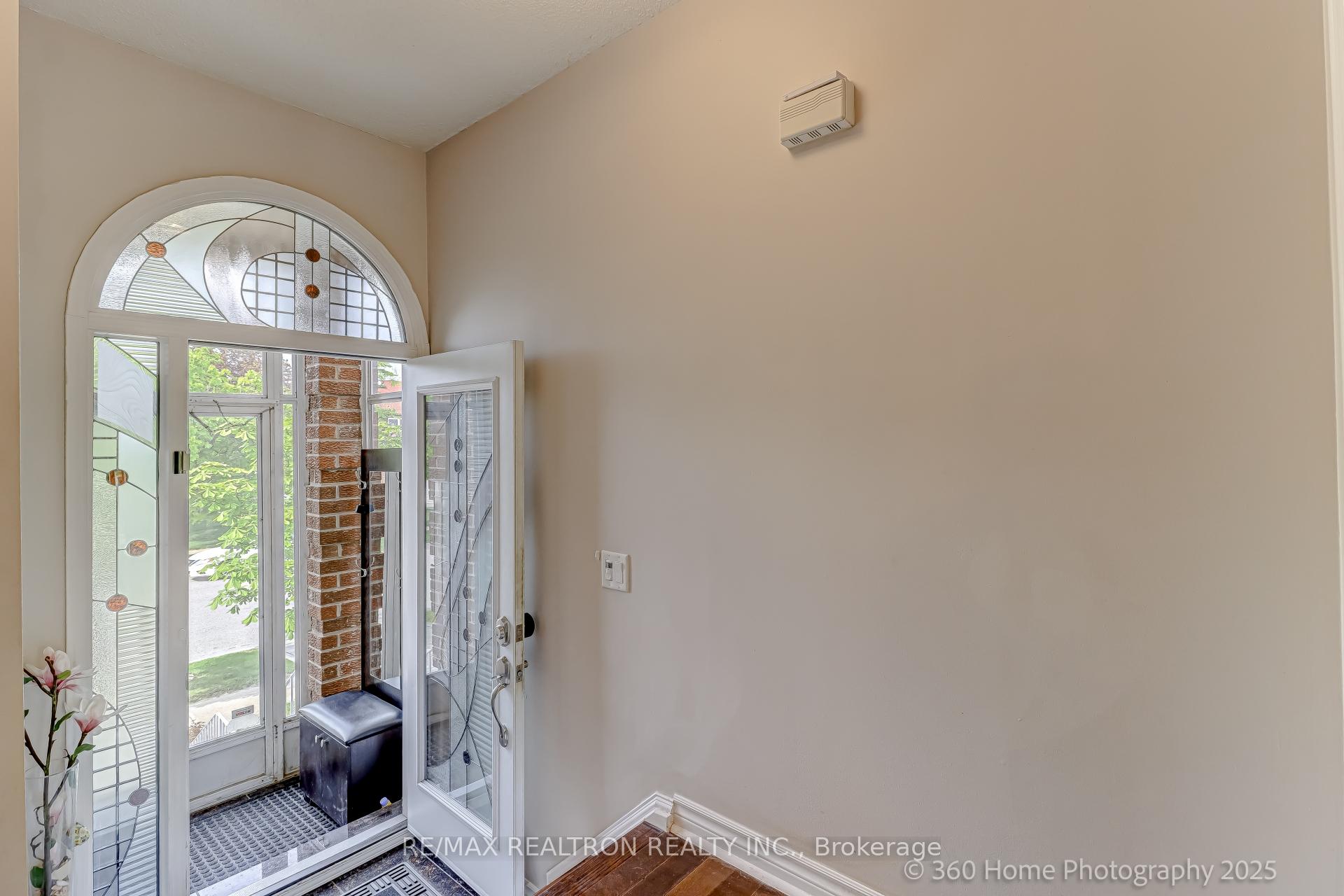 Photo 1 of 252 Charlton Avenue, Vaughan, Brownridge — HOMEH