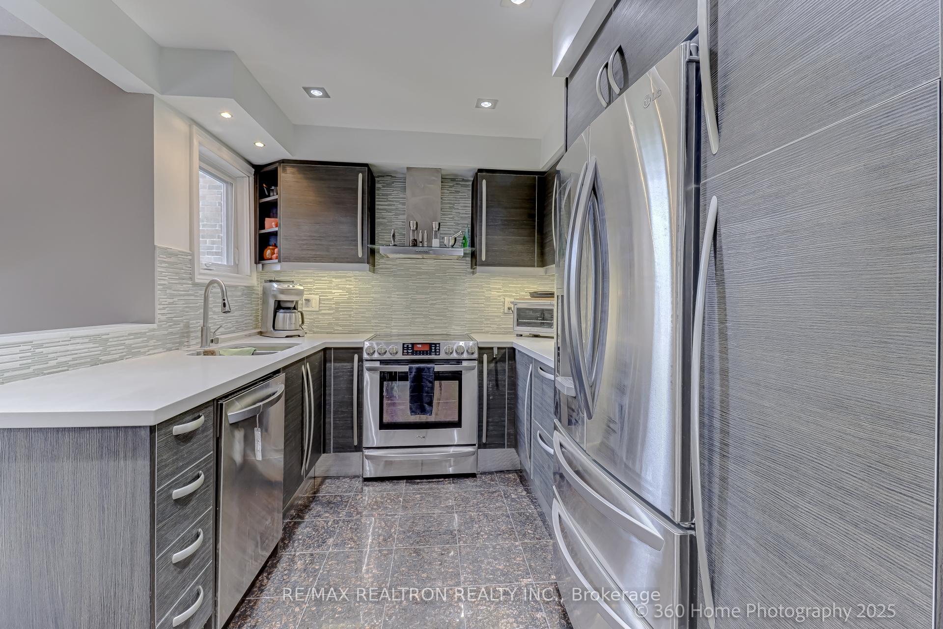 Photo 21 of 252 Charlton Avenue, Vaughan, Brownridge — HOMEH