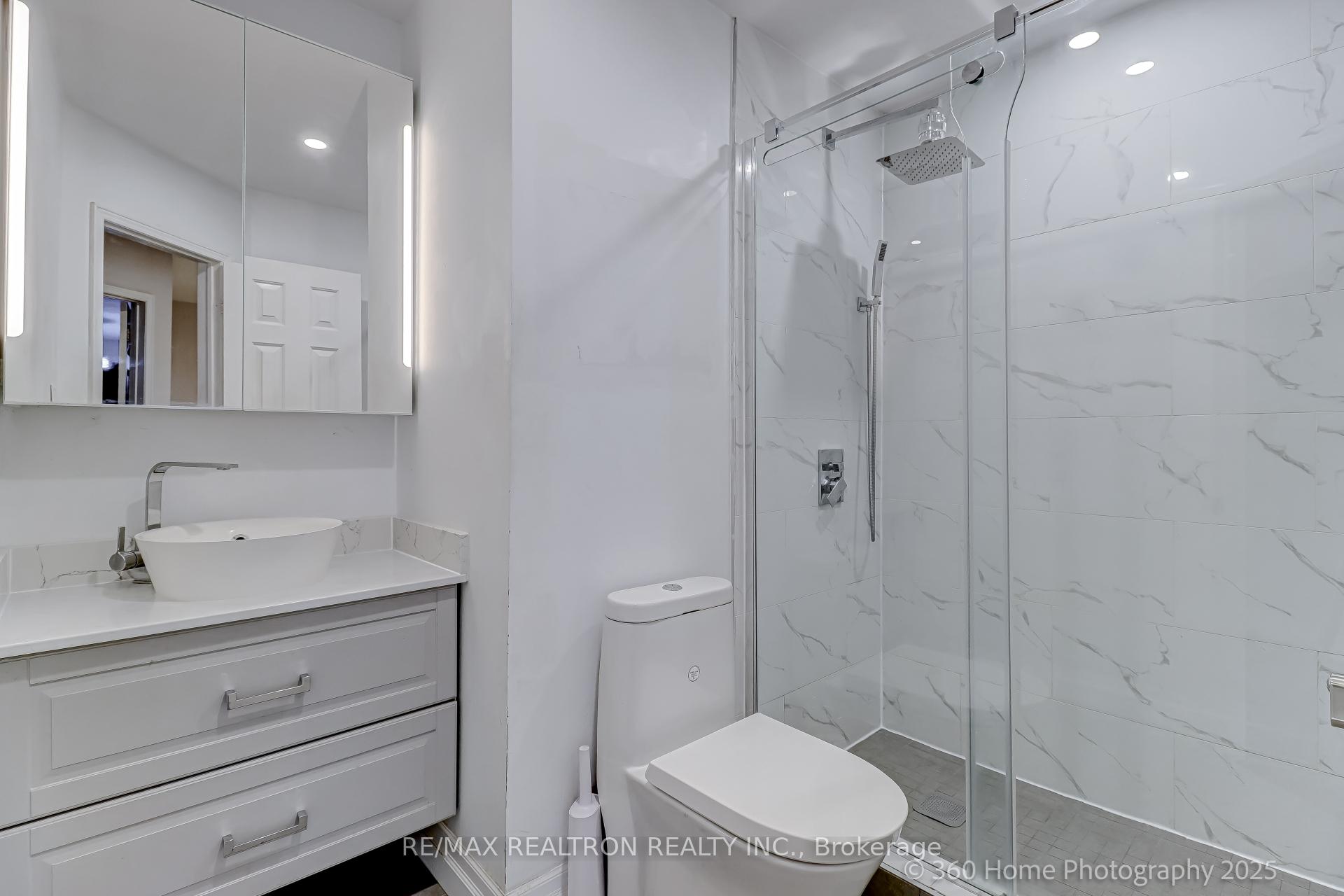 Photo 3 of 252 Charlton Avenue, Vaughan, Brownridge — HOMEH
