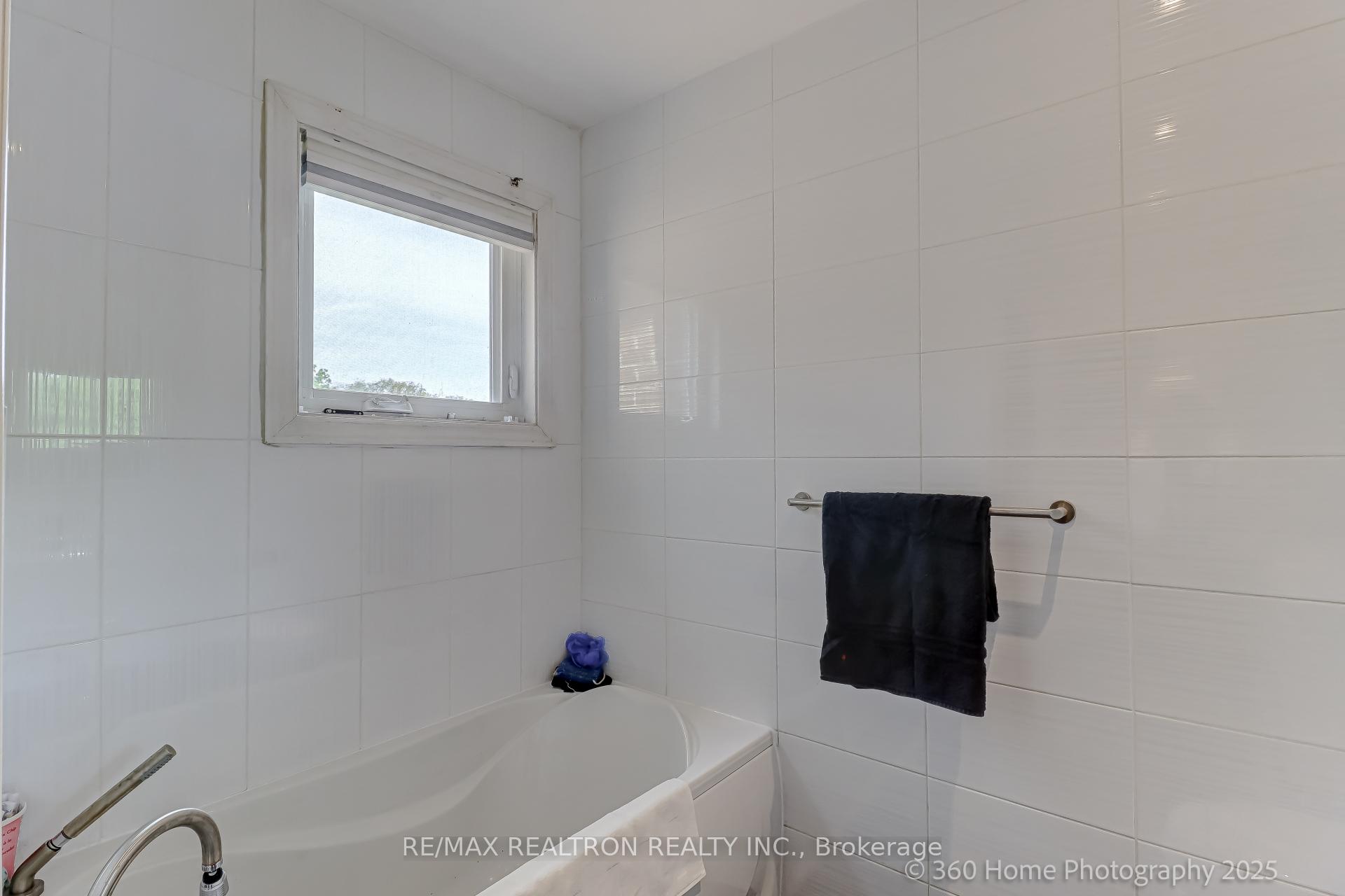 Photo 8 of 252 Charlton Avenue, Vaughan, Brownridge — HOMEH