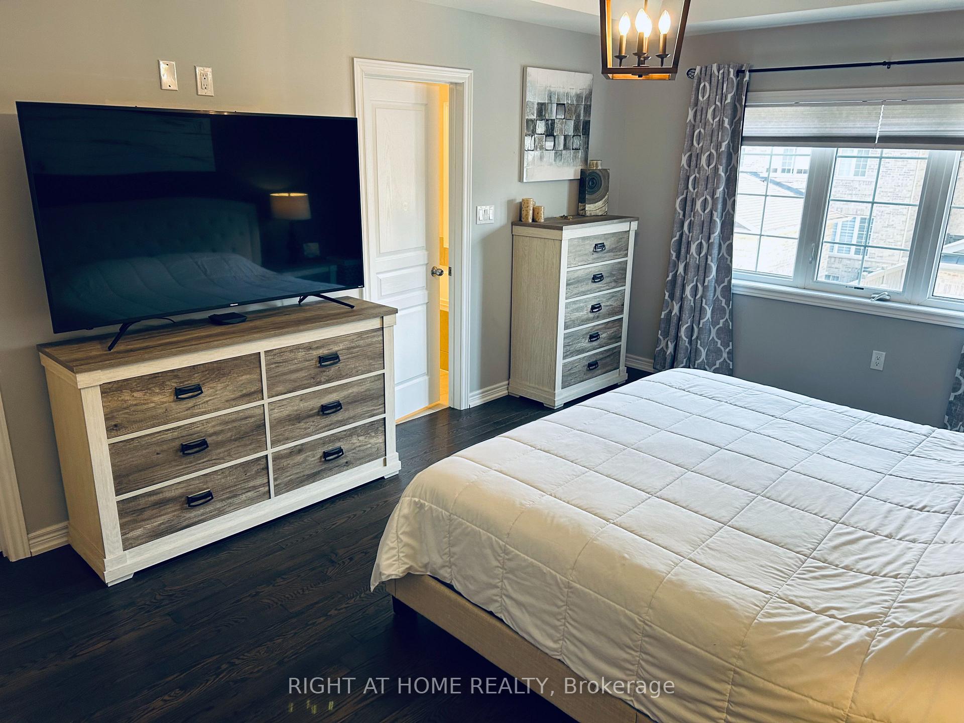 Photo 9 of 130 Pelee Avenue, Vaughan, Kleinburg — HOMEH