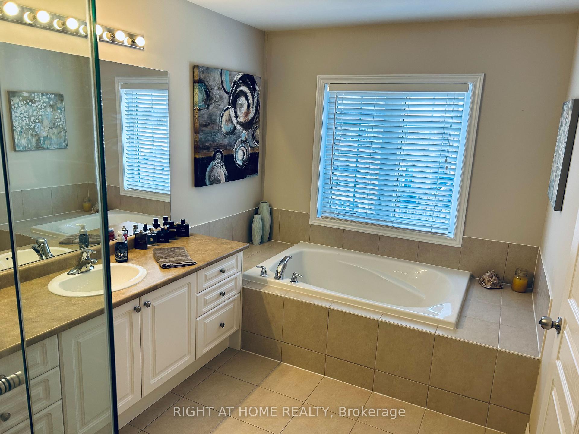 Photo 4 of 130 Pelee Avenue, Vaughan, Kleinburg — HOMEH