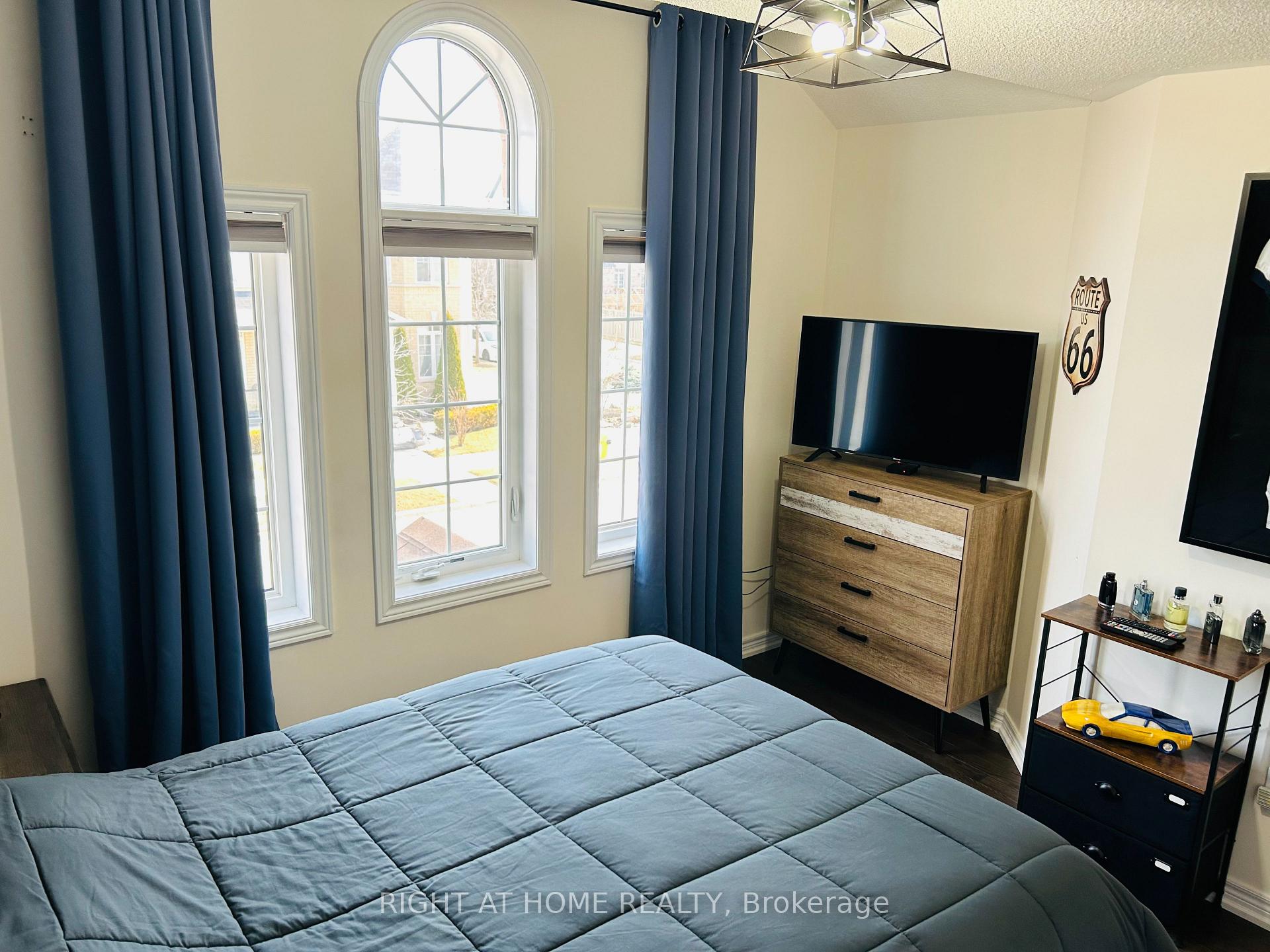 Photo 3 of 130 Pelee Avenue, Vaughan, Kleinburg — HOMEH