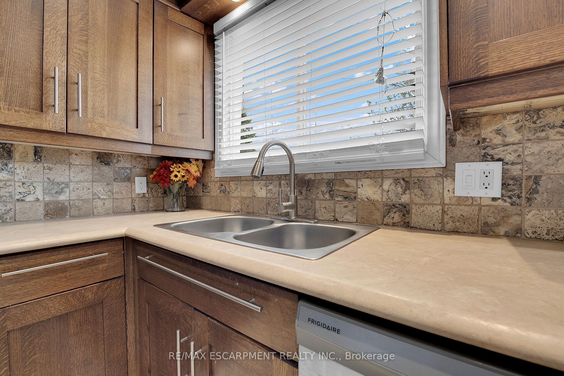 Photo 7 of 43 Ravine Crescent, Haldimand — HOMEH
