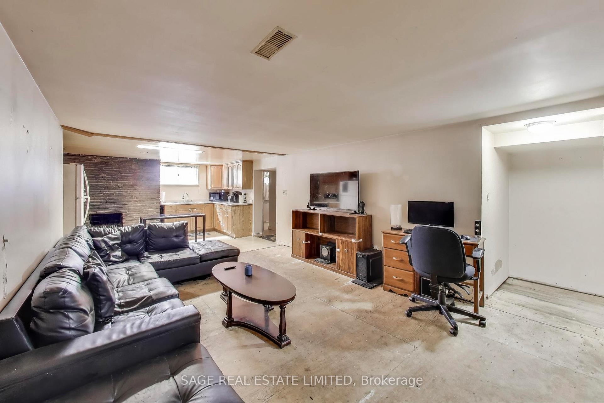 Photo 12 of 4 Sophia Drive, Scarborough, Woburn — HOMEH