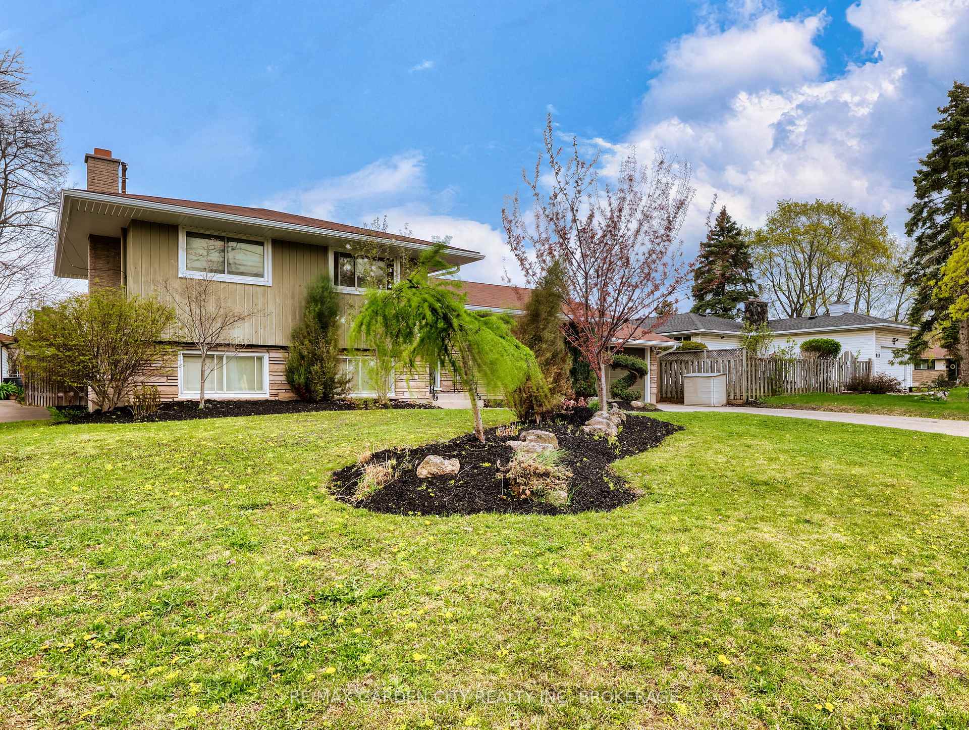 Photo 3 of 66 Lockview Crescent, St. Catharines, Bunting/Linwell — HOMEH