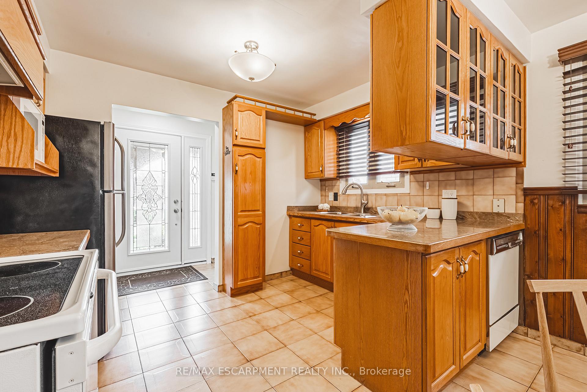 Photo 23 of 98 Deerhurst Road, Hamilton, Stoney Creek — HOMEH