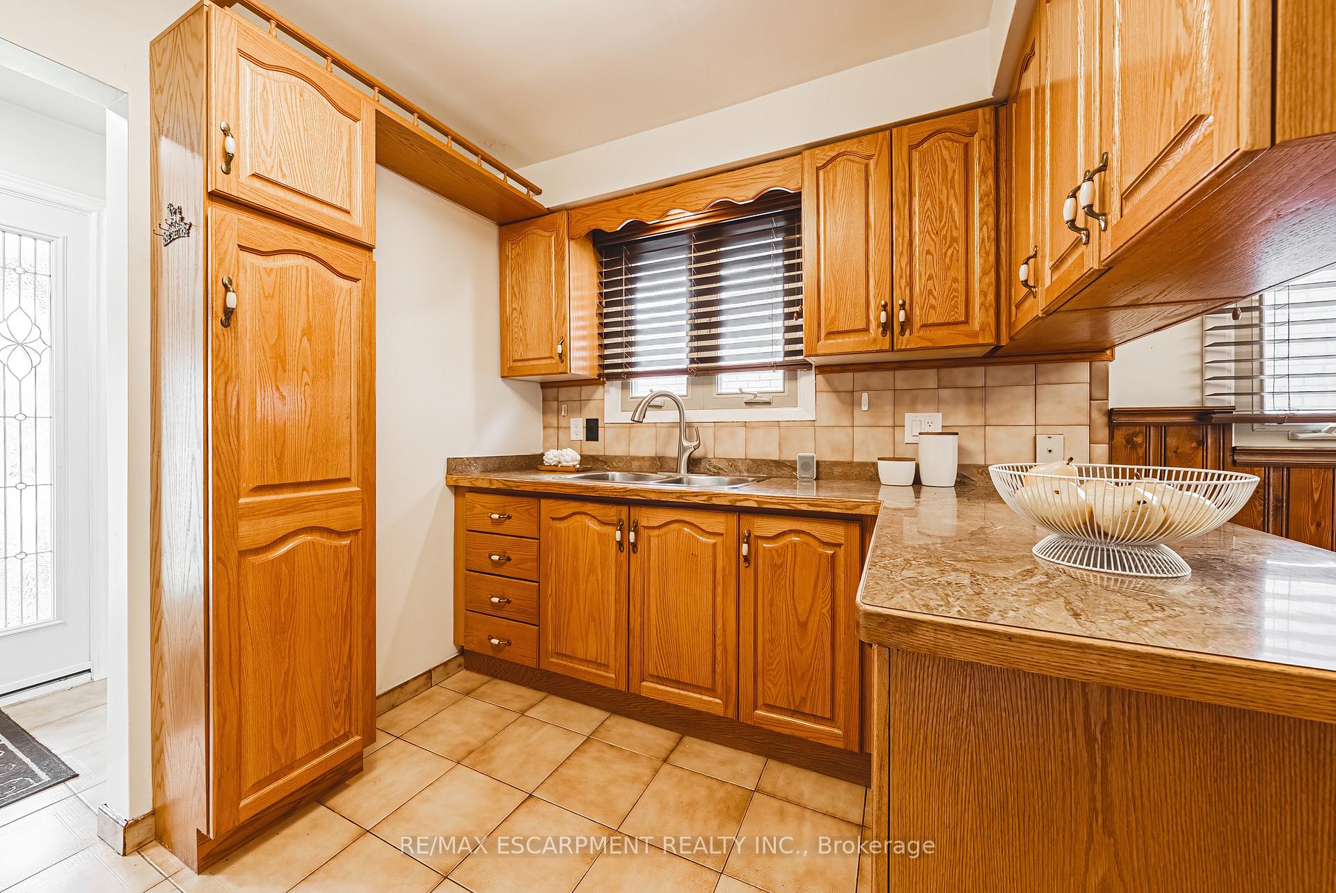 Photo 4 of 98 Deerhurst Road, Hamilton, Stoney Creek — HOMEH