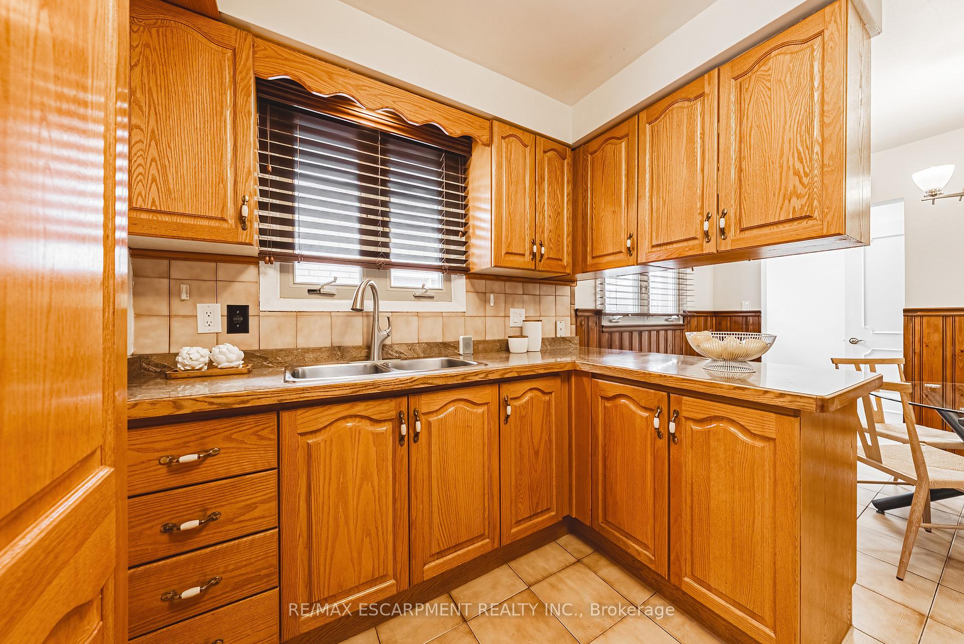 Photo 16 of 98 Deerhurst Road, Hamilton, Stoney Creek — HOMEH