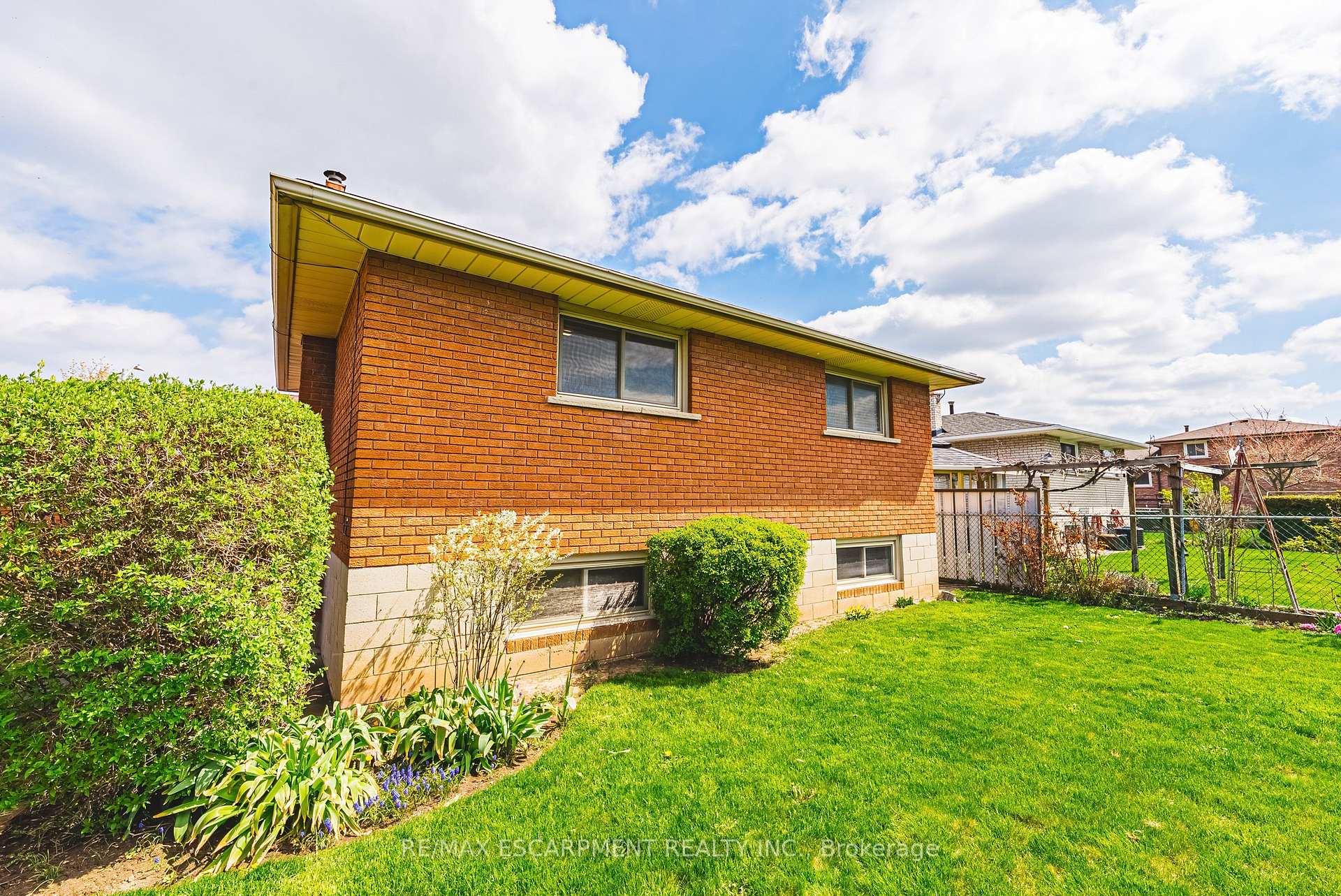 Photo 35 of 98 Deerhurst Road, Hamilton, Stoney Creek — HOMEH