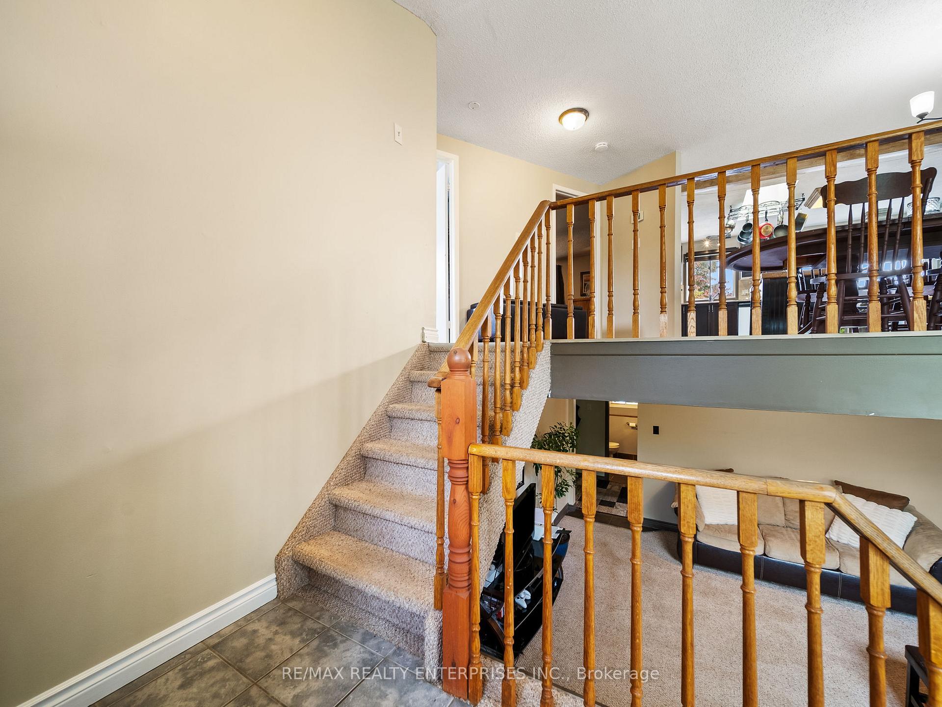 Photo 14 of 126 Shakespeare Crescent, Barrie, Letitia Heights — HOMEH
