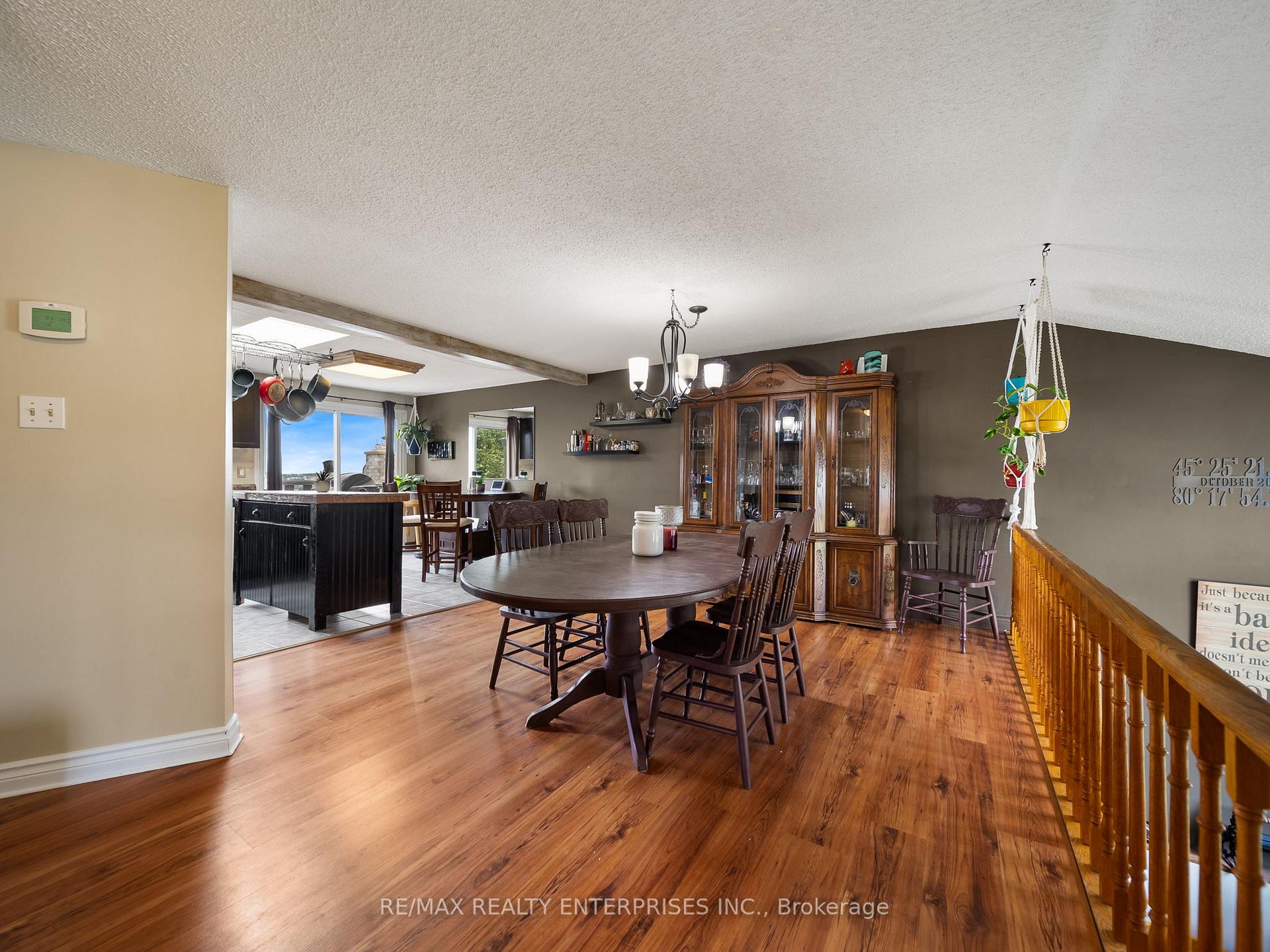 Photo 4 of 126 Shakespeare Crescent, Barrie, Letitia Heights — HOMEH