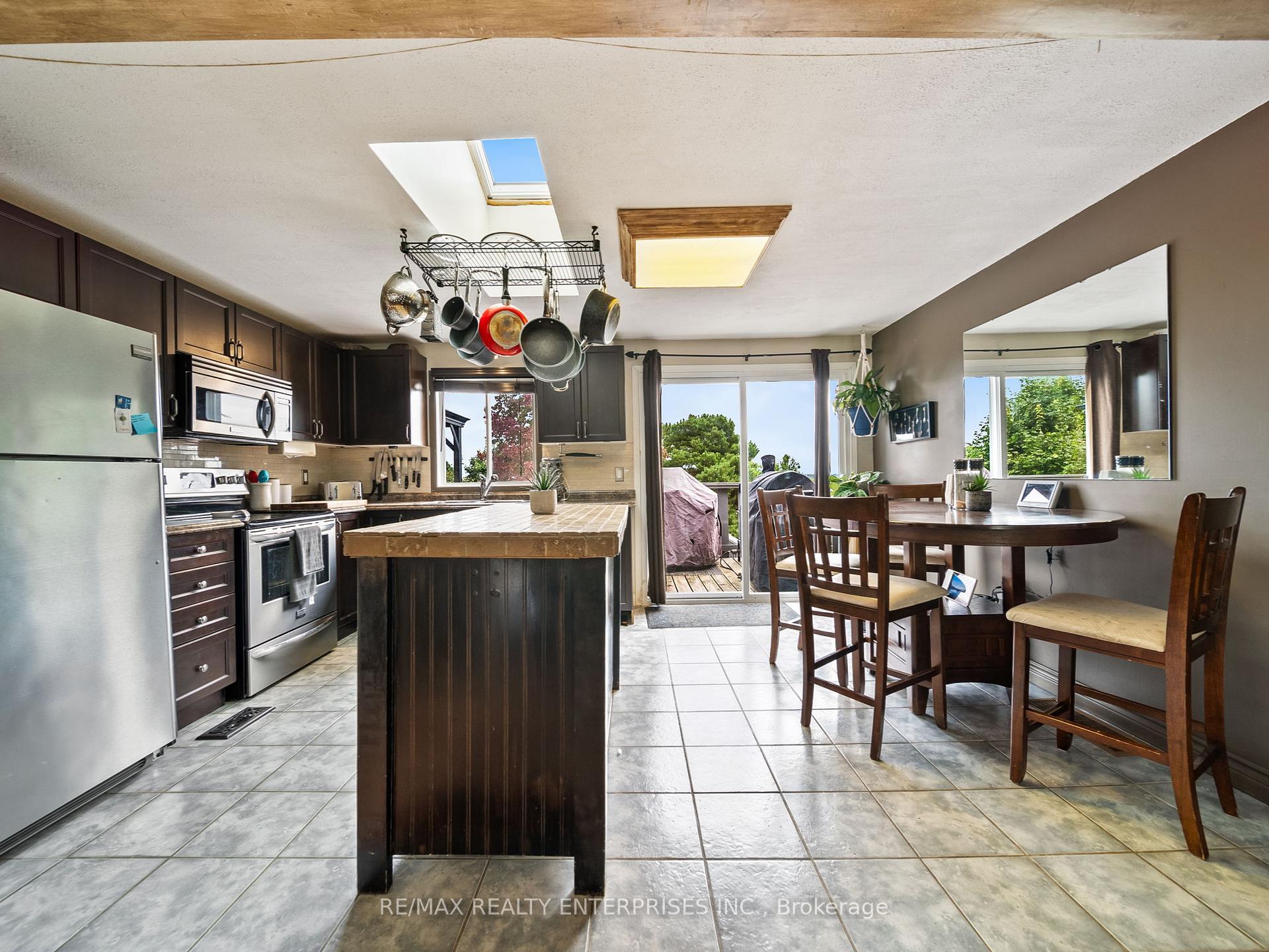 Photo 6 of 126 Shakespeare Crescent, Barrie, Letitia Heights — HOMEH