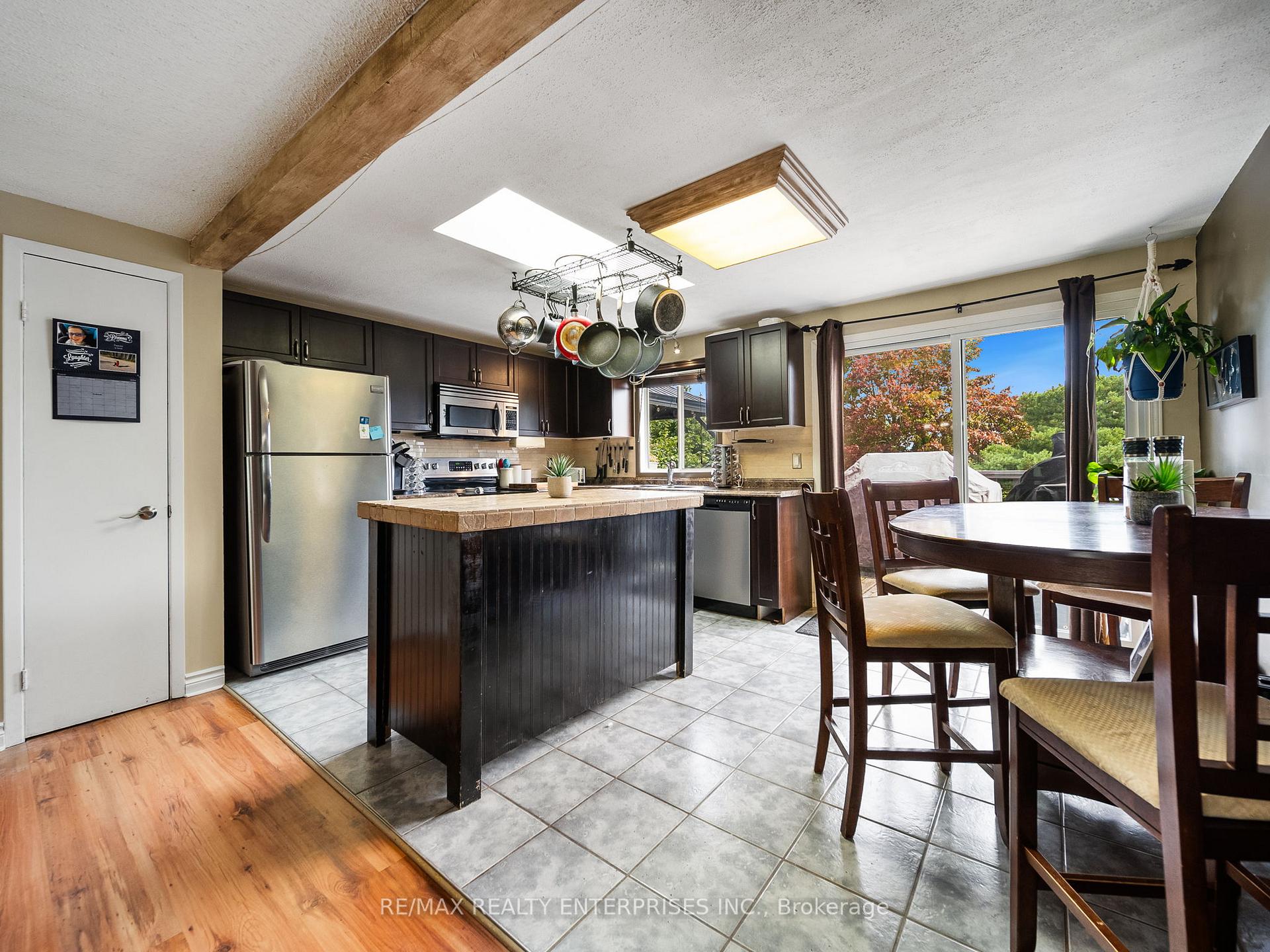 Photo 8 of 126 Shakespeare Crescent, Barrie, Letitia Heights — HOMEH