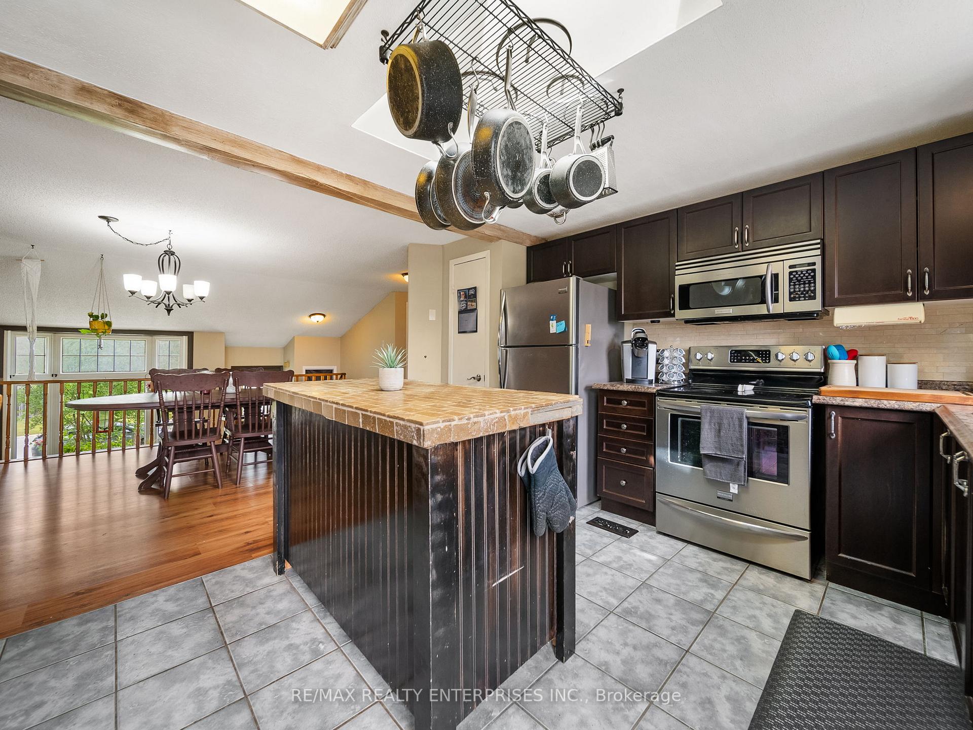 Photo 5 of 126 Shakespeare Crescent, Barrie, Letitia Heights — HOMEH