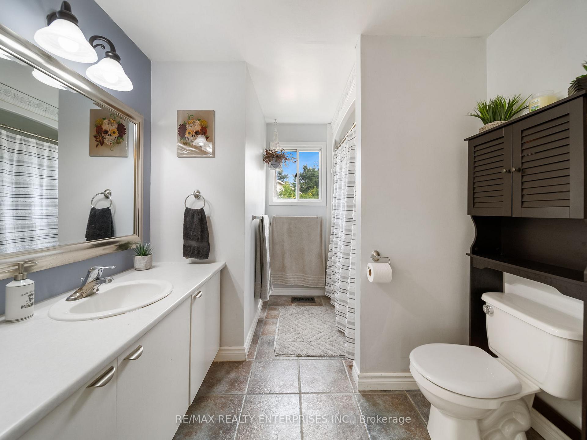 Photo 11 of 126 Shakespeare Crescent, Barrie, Letitia Heights — HOMEH