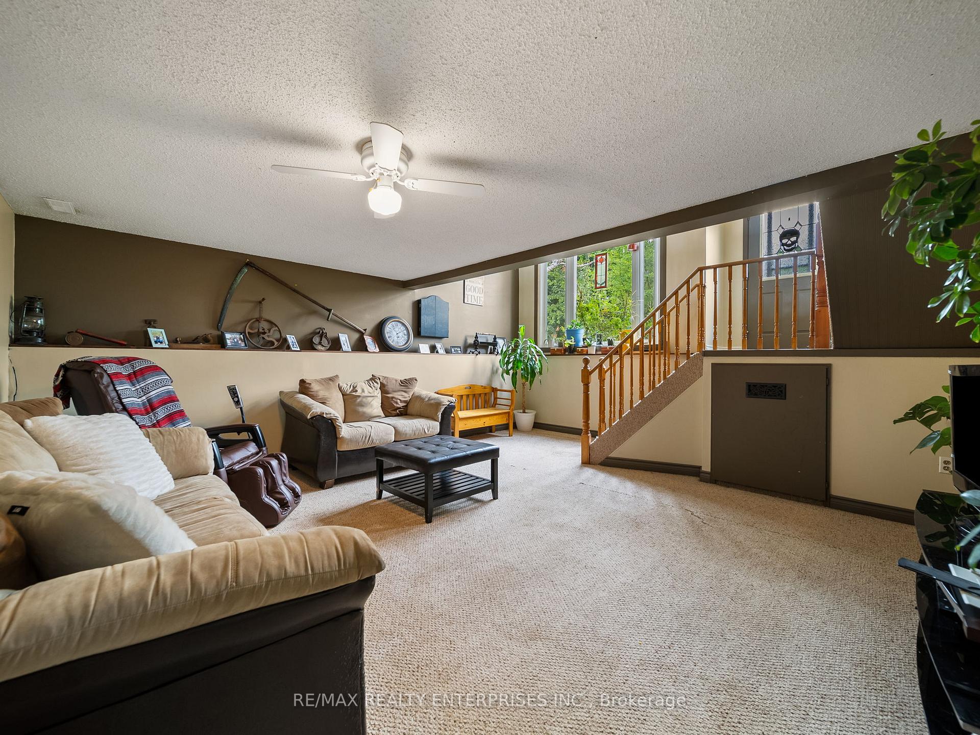 Photo 7 of 126 Shakespeare Crescent, Barrie, Letitia Heights — HOMEH