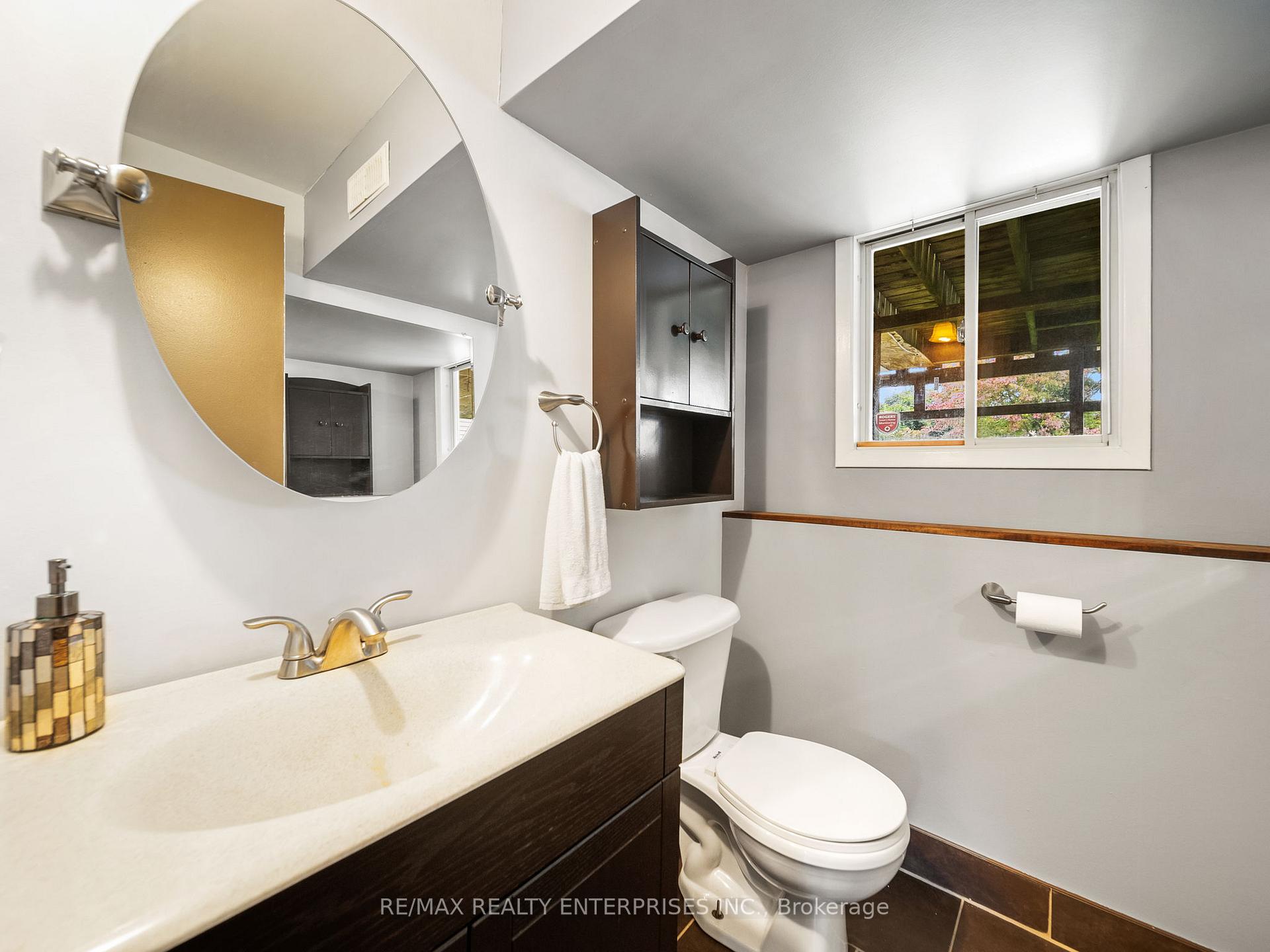 Photo 10 of 126 Shakespeare Crescent, Barrie, Letitia Heights — HOMEH