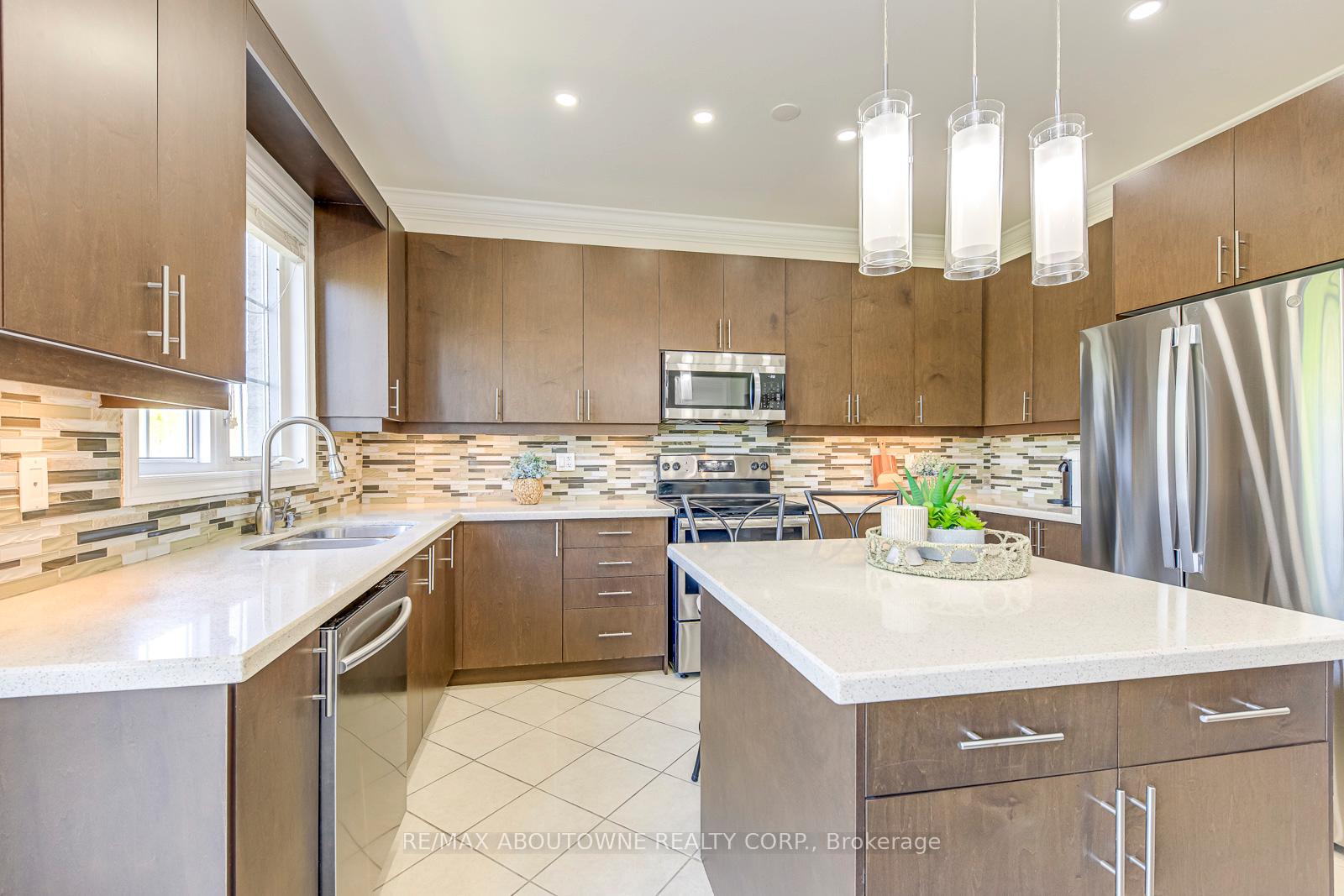 Photo 10 of 127 Mcknight Avenue, Hamilton, Waterdown — HOMEH