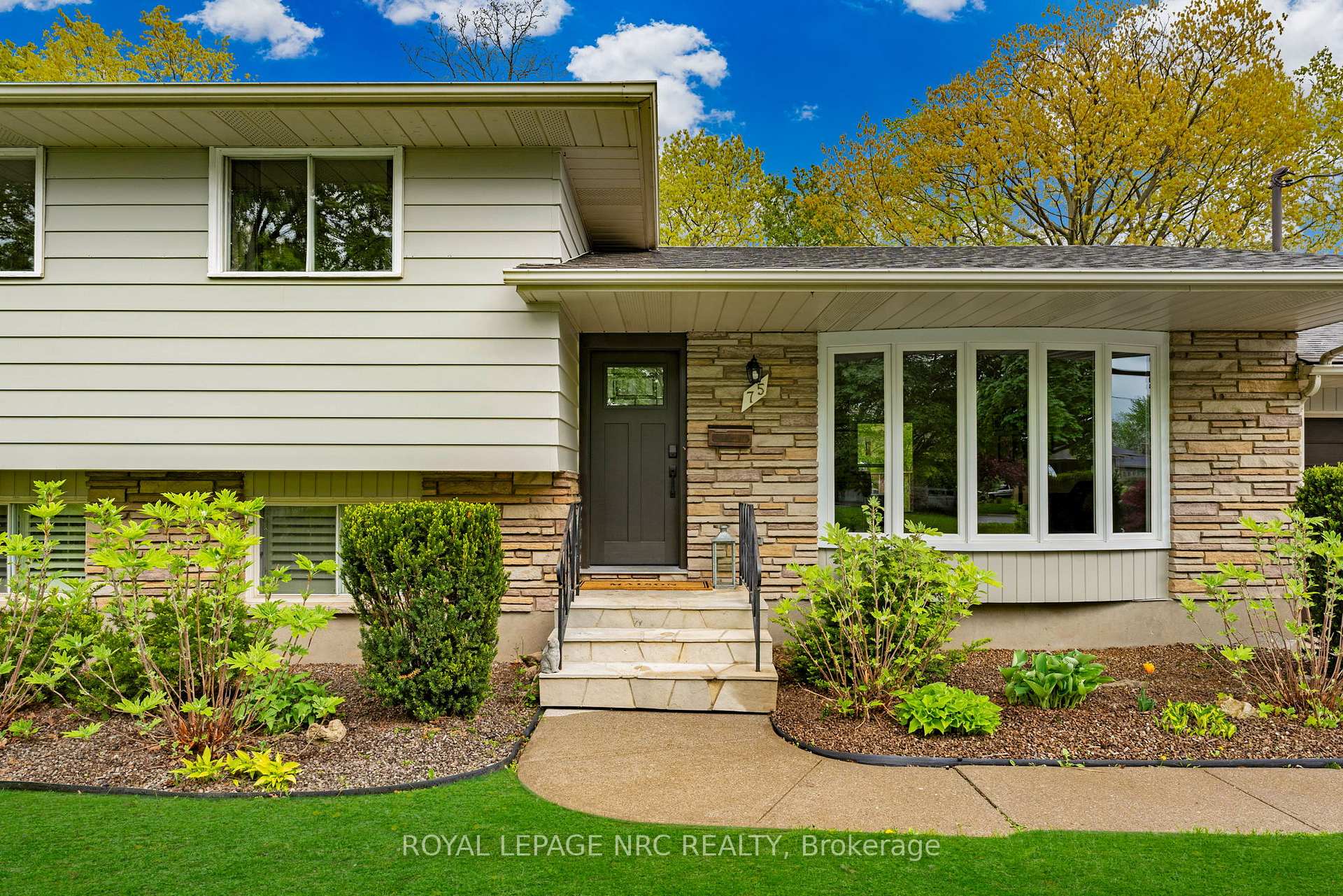 Photo 7 of 75 Alexandra Boulevard, St. Catharines, Secord Woods — HOMEH