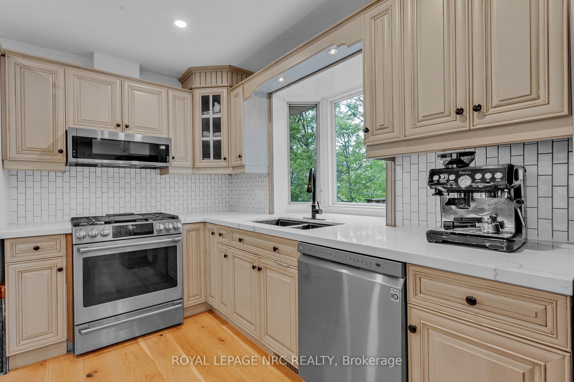 Photo 6 of 75 Alexandra Boulevard, St. Catharines, Secord Woods — HOMEH