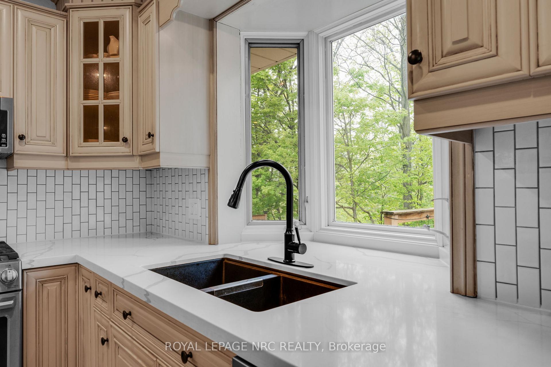 Photo 9 of 75 Alexandra Boulevard, St. Catharines, Secord Woods — HOMEH